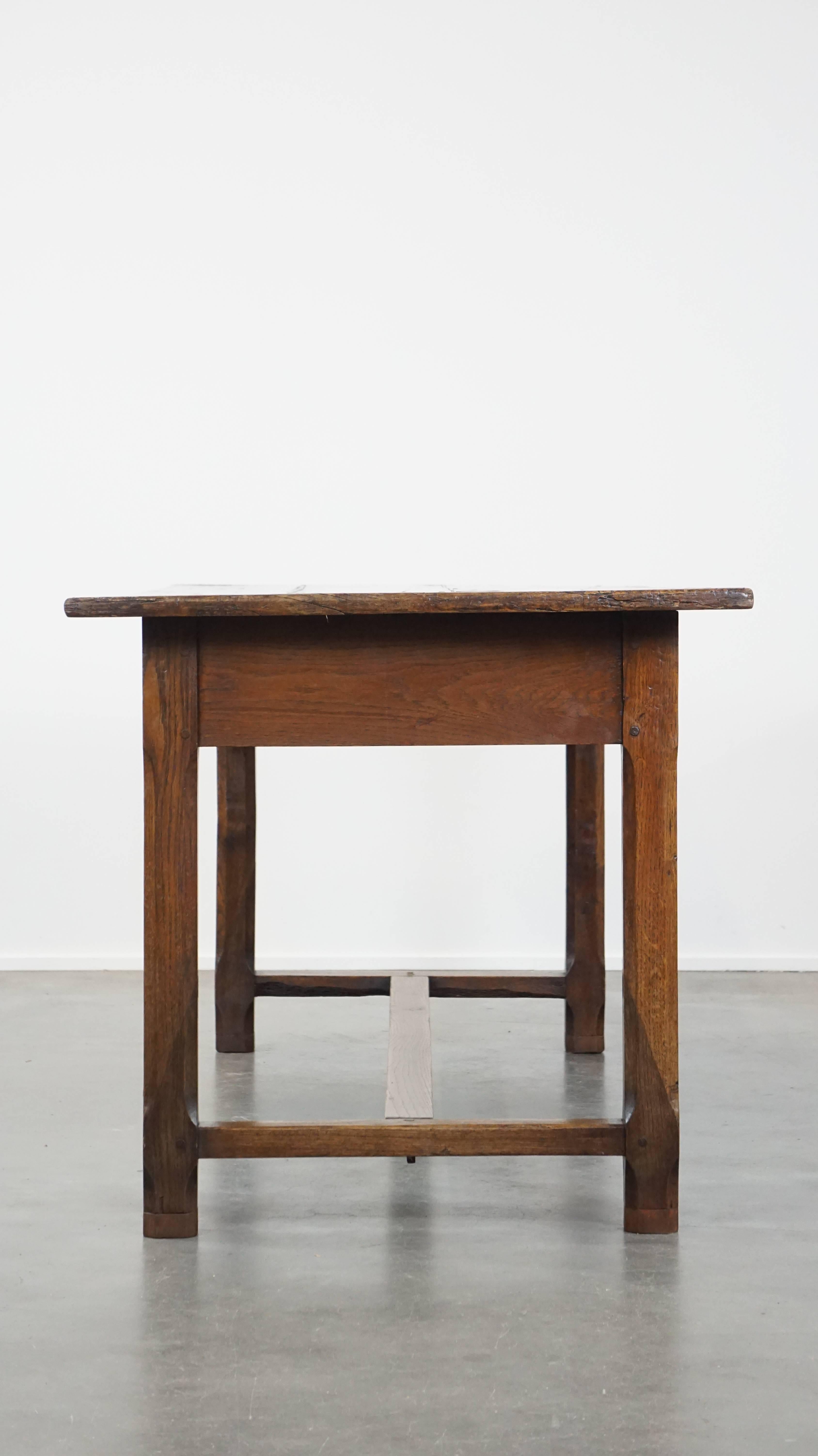 Fait main Jolie table de salle à manger en chêne français du XVIIIe siècle, ancienne et de caractère, avec 2 tiroirs en vente