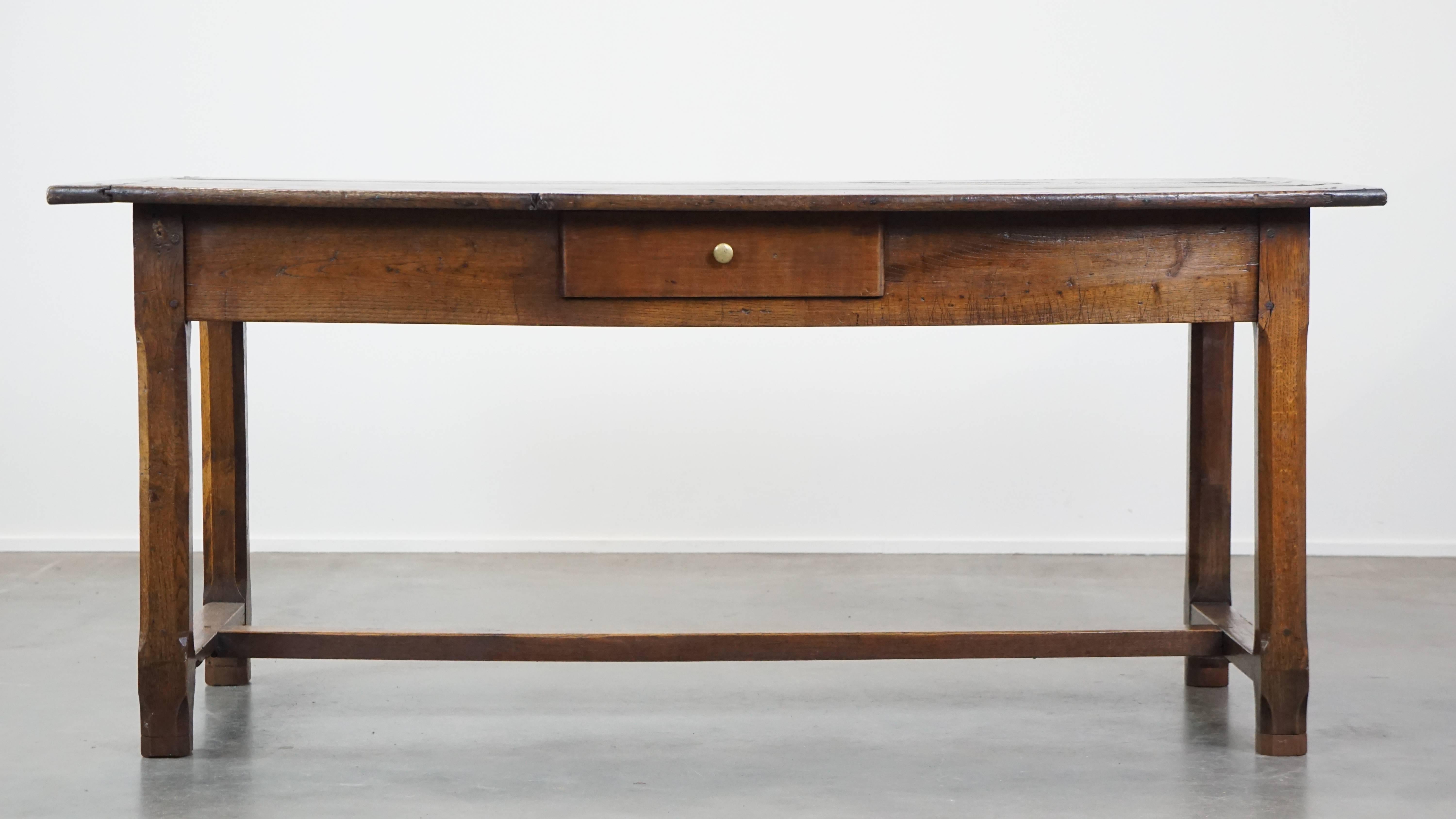 Jolie table de salle à manger en chêne français du XVIIIe siècle, ancienne et de caractère, avec 2 tiroirs Bon état - En vente à Harderwijk, NL
