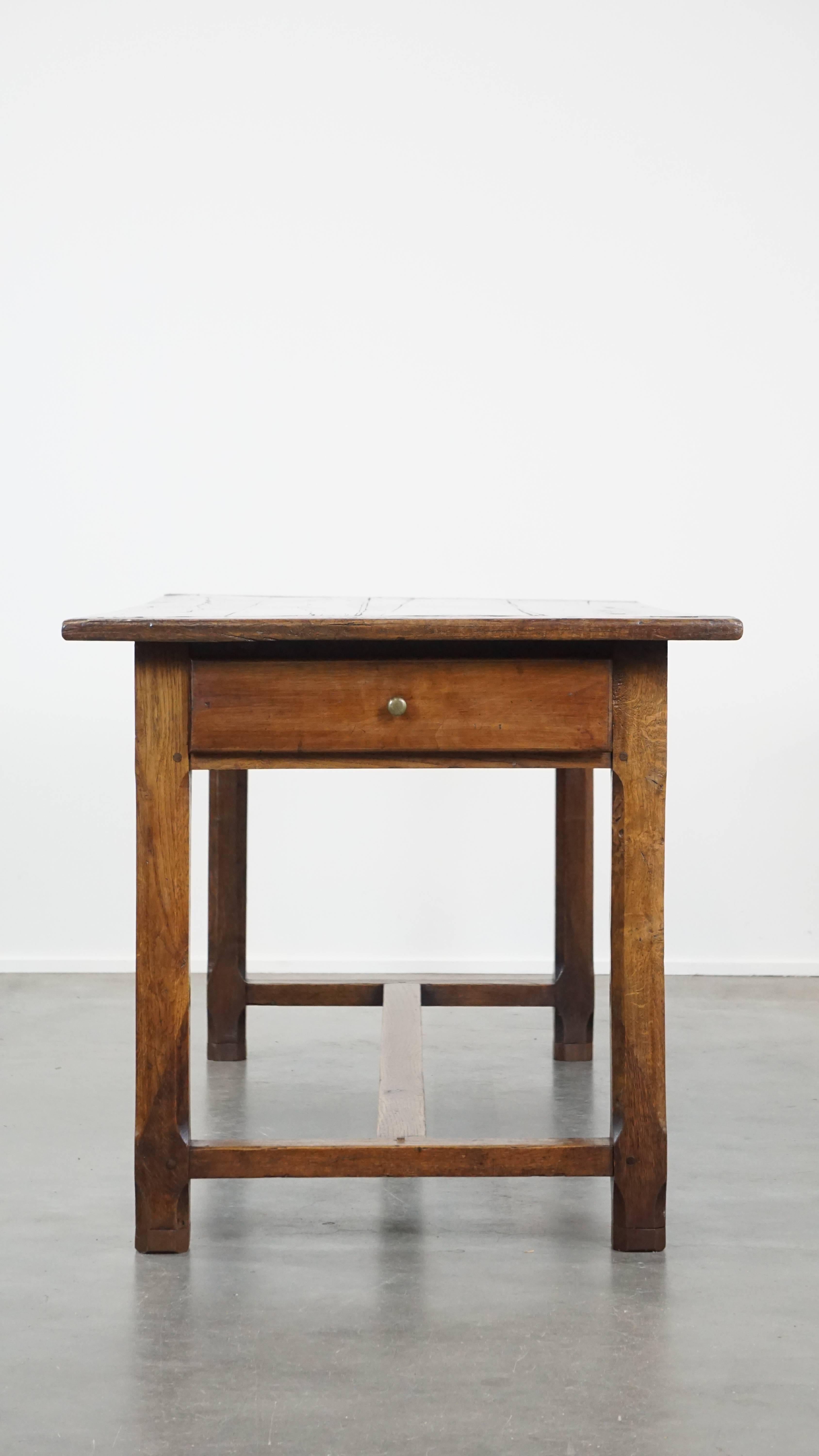 XVIIIe siècle et antérieur Jolie table de salle à manger en chêne français du XVIIIe siècle, ancienne et de caractère, avec 2 tiroirs en vente