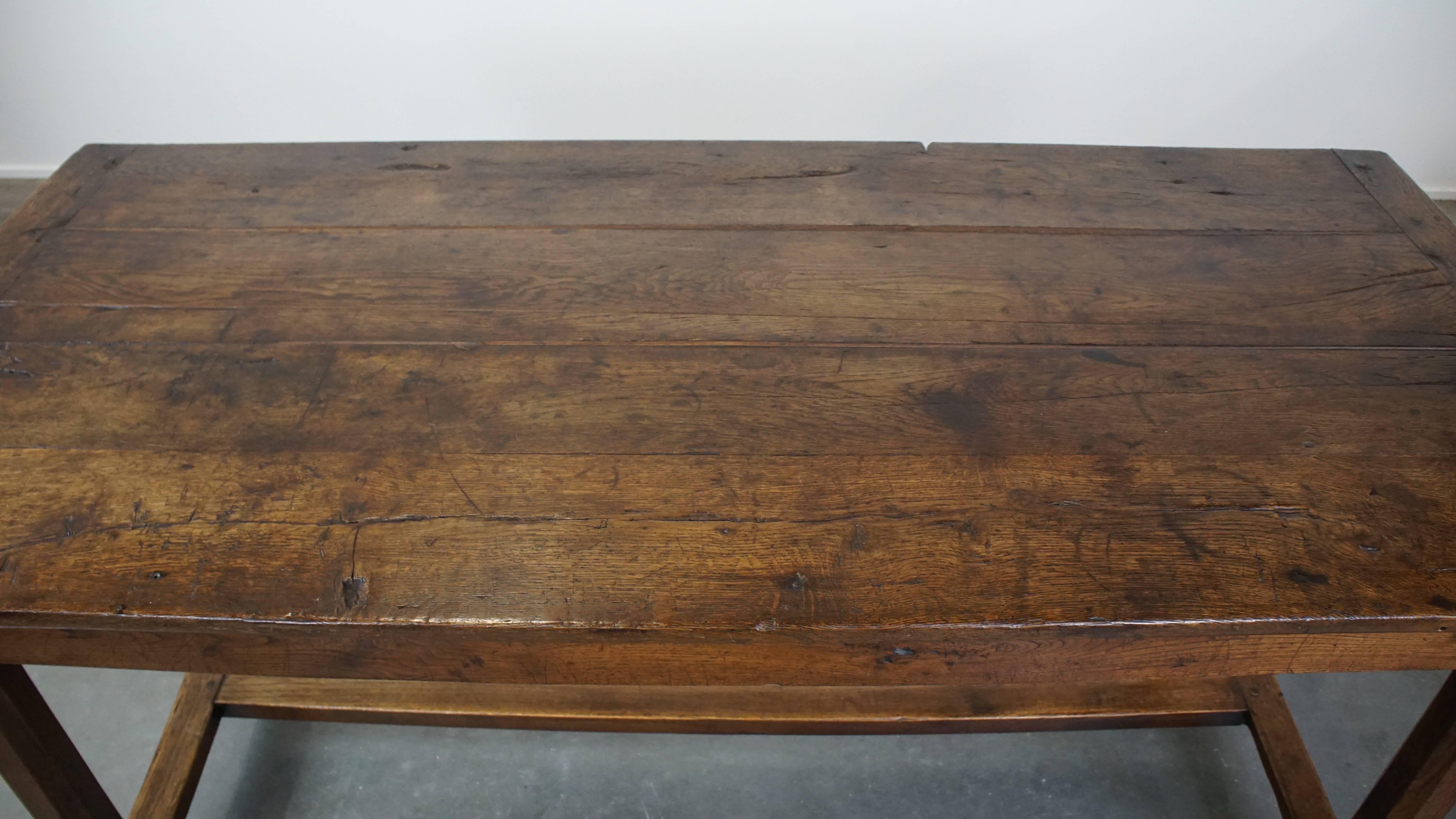 Chêne Jolie table de salle à manger en chêne français du XVIIIe siècle, ancienne et de caractère, avec 2 tiroirs en vente