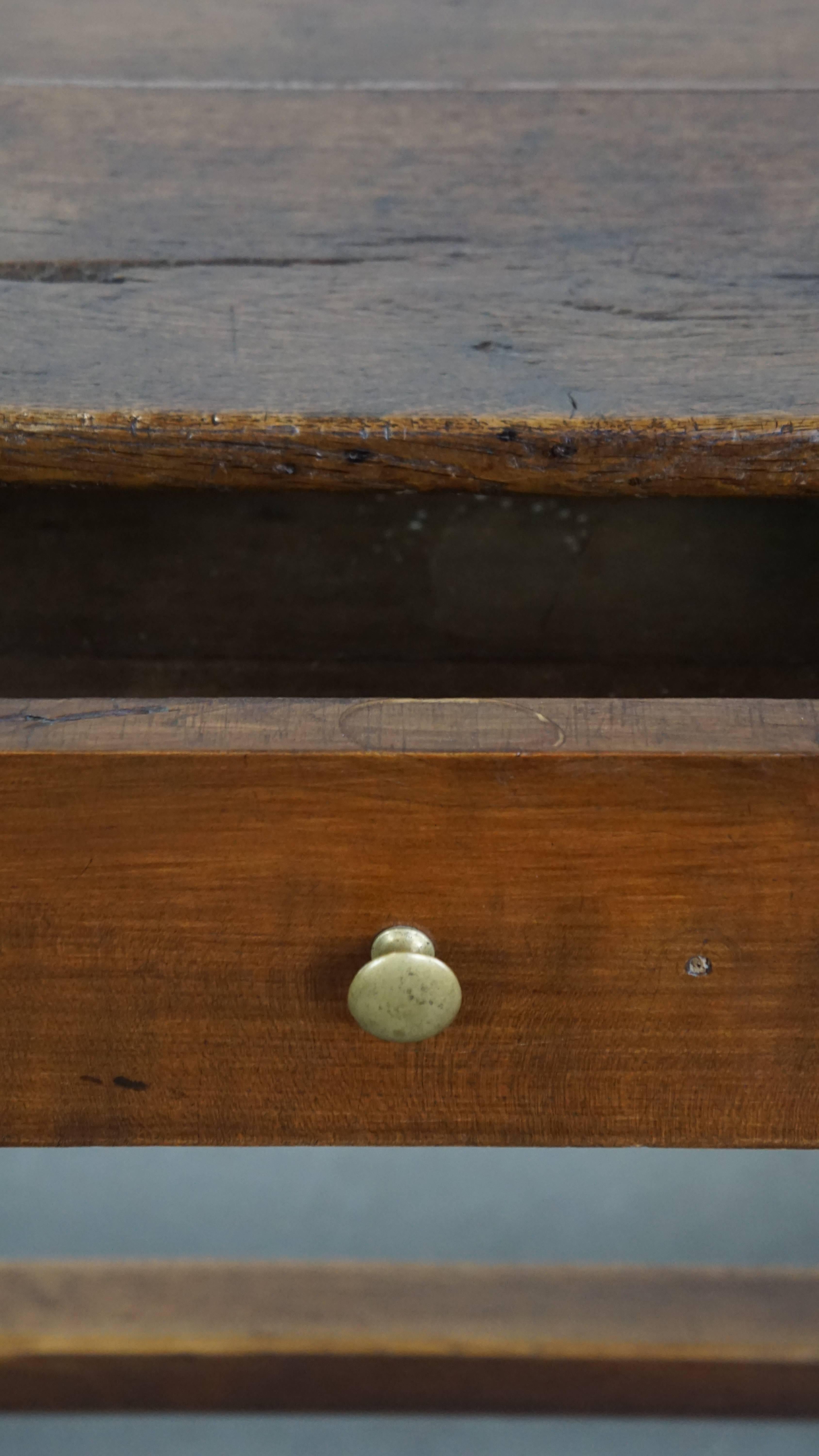 Jolie table de salle à manger en chêne français du XVIIIe siècle, ancienne et de caractère, avec 2 tiroirs en vente 1