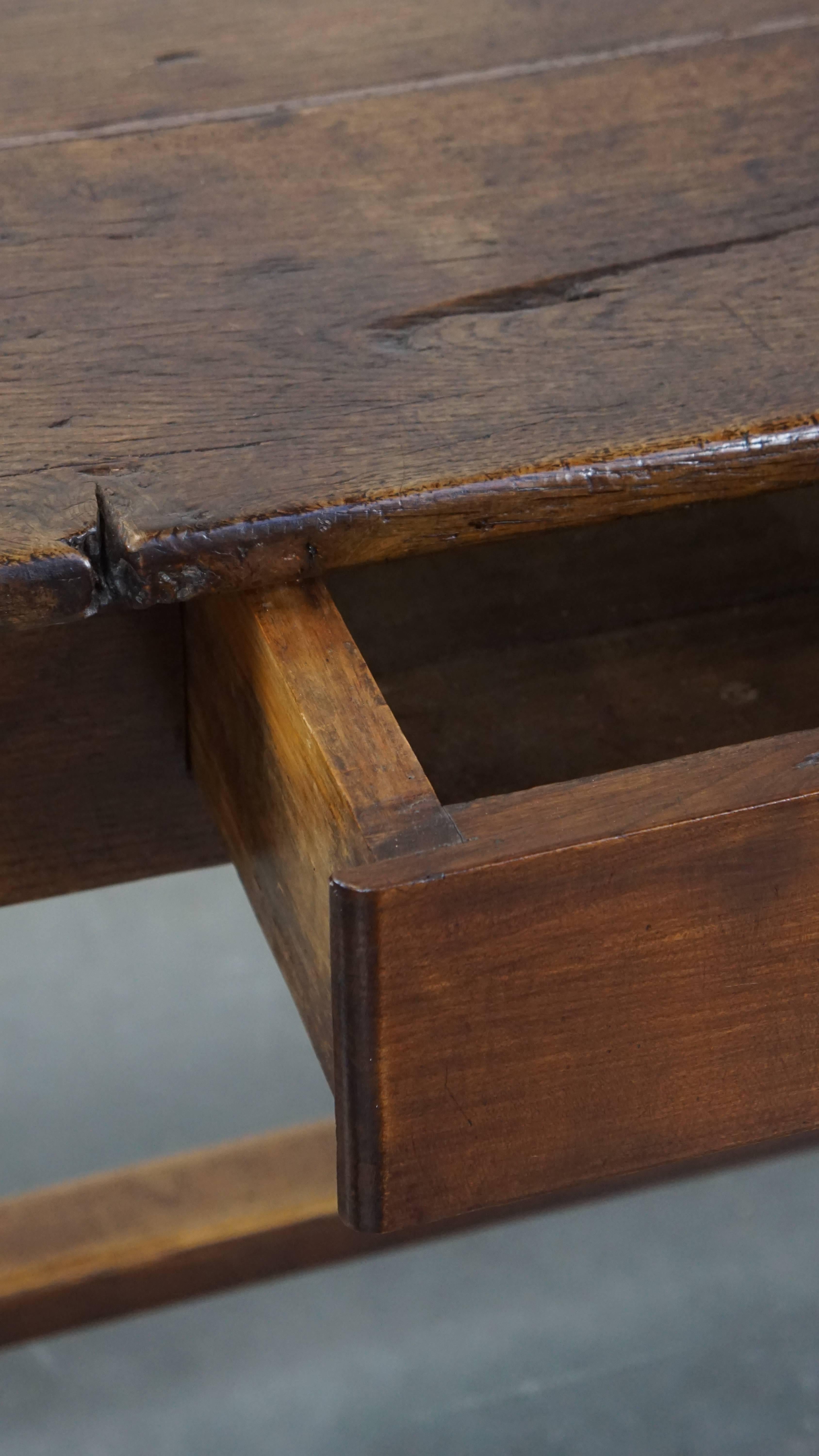 Jolie table de salle à manger en chêne français du XVIIIe siècle, ancienne et de caractère, avec 2 tiroirs en vente 2