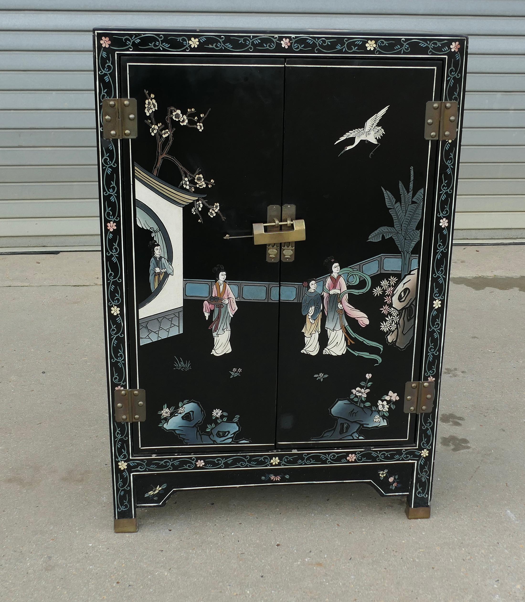Pretty Chinoiserie Cupboard Decorated with Birds and Flowers n In Good Condition For Sale In Godshill, Isle of Wight