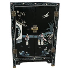 Pretty Chinoiserie-Schrank mit Vögeln und Blumen, dekoriert n