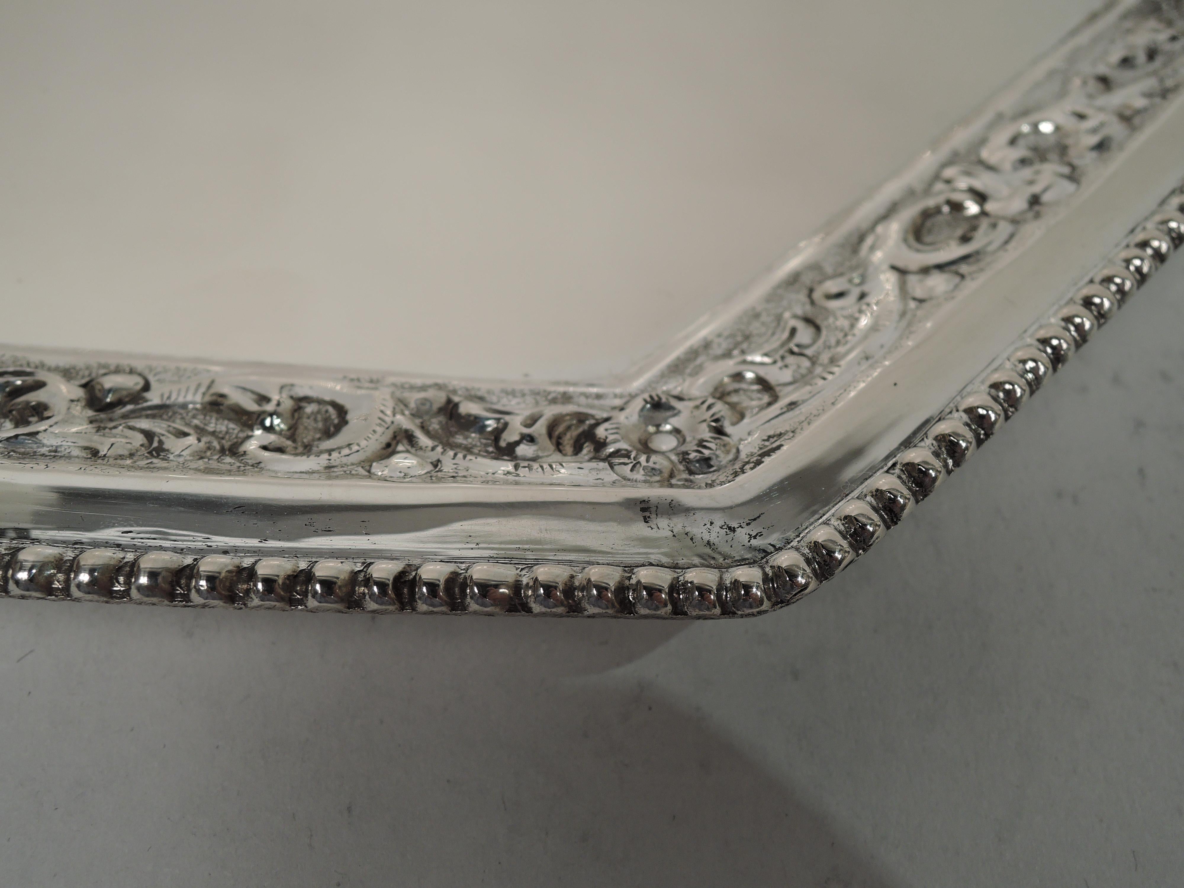 Hübsches klassisches achteckiges Tablett aus Silber mit Perlen und Schnörkeln (Neoklassisches Revival) im Angebot