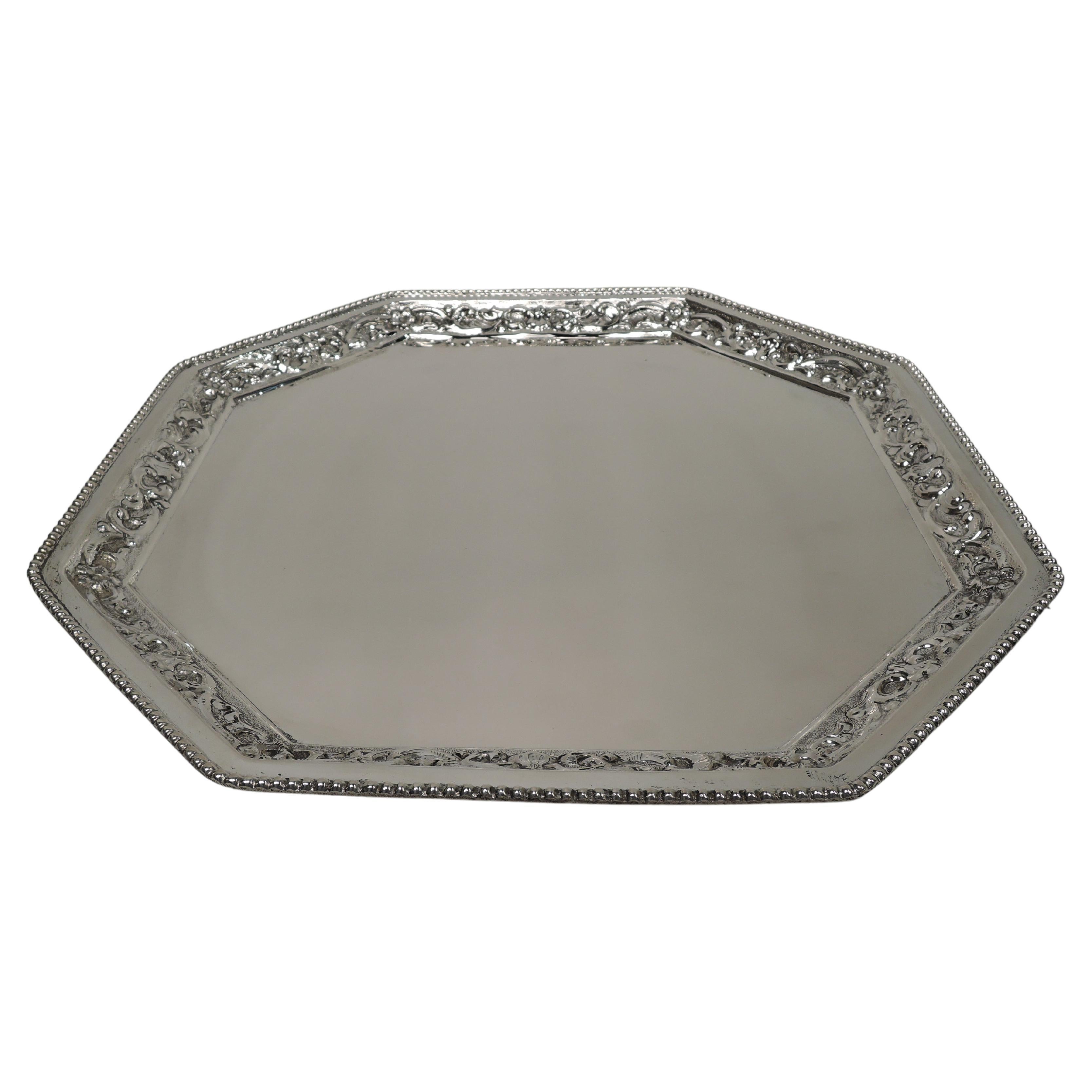 Hübsches klassisches achteckiges Tablett aus Silber mit Perlen und Schnörkeln
