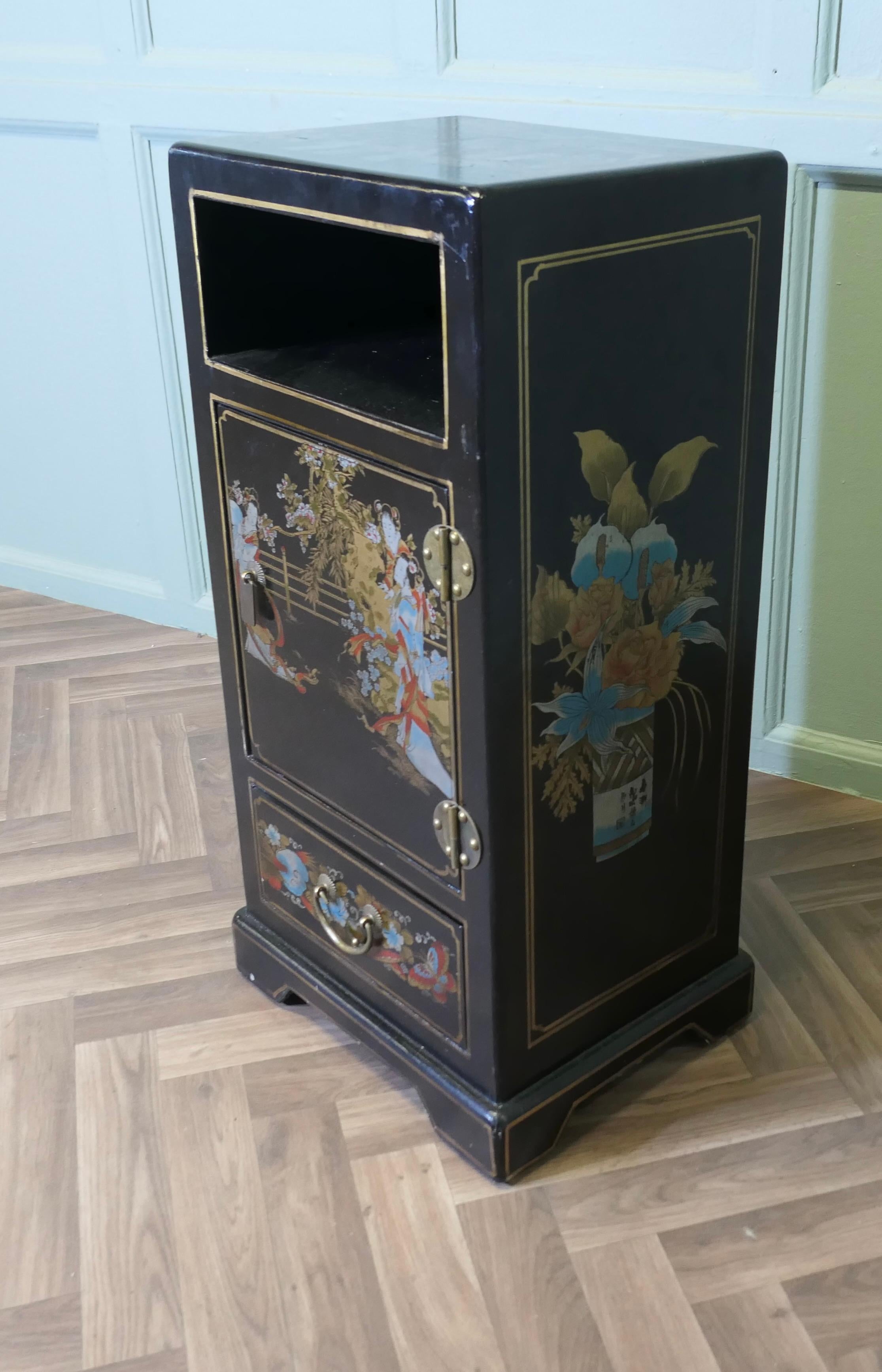 Comodino decorato in stile cineseria

La credenza è in lacca nera e dipinta a colori con personaggi e fiori, ha un'anta piccola, un cassetto e un ripiano aperto. 
L'armadietto è in buone condizioni d'uso e presenta solo lievi segni di utilizzo. 