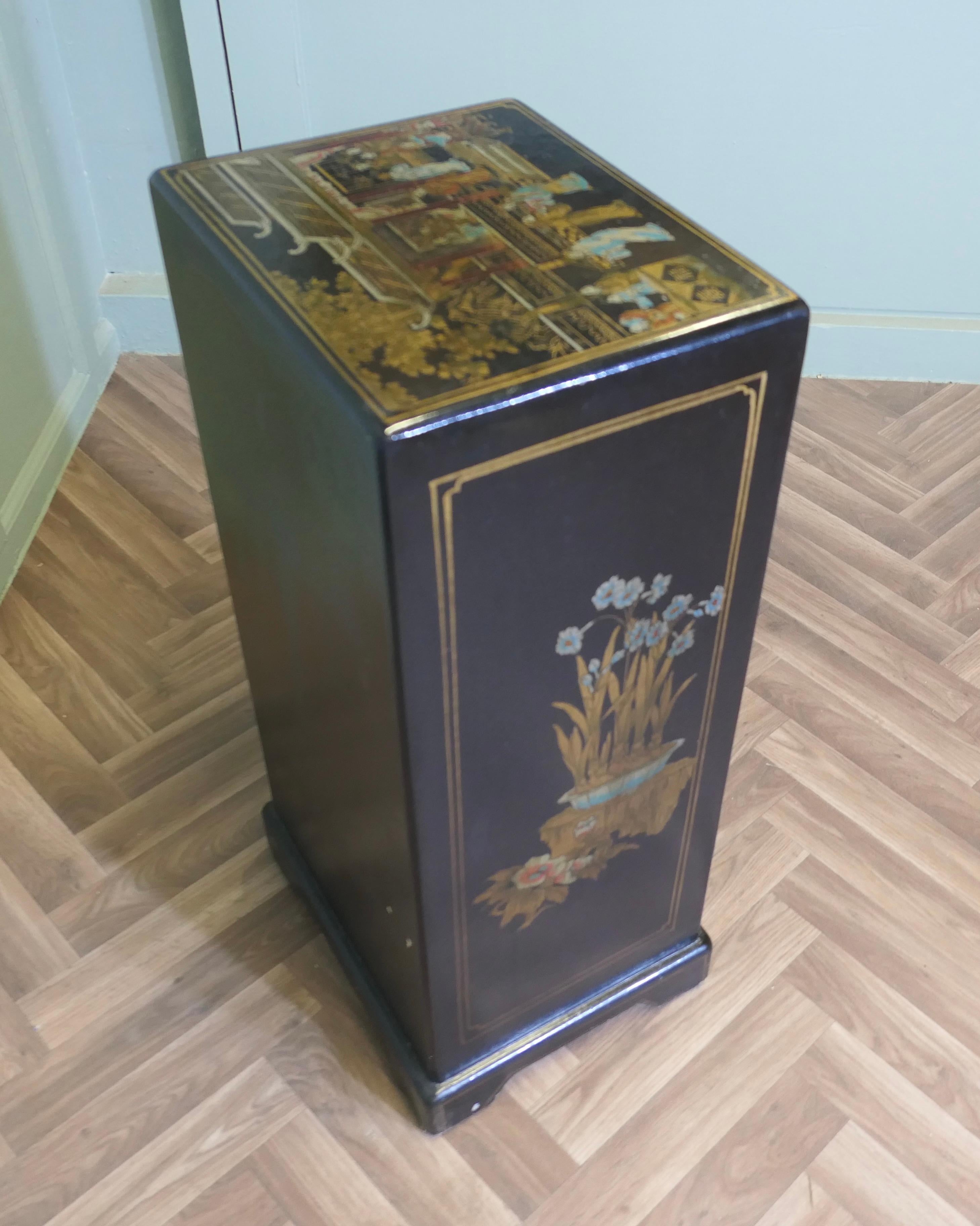Metà XX secolo Comodino decorato in stile cineseria in vendita