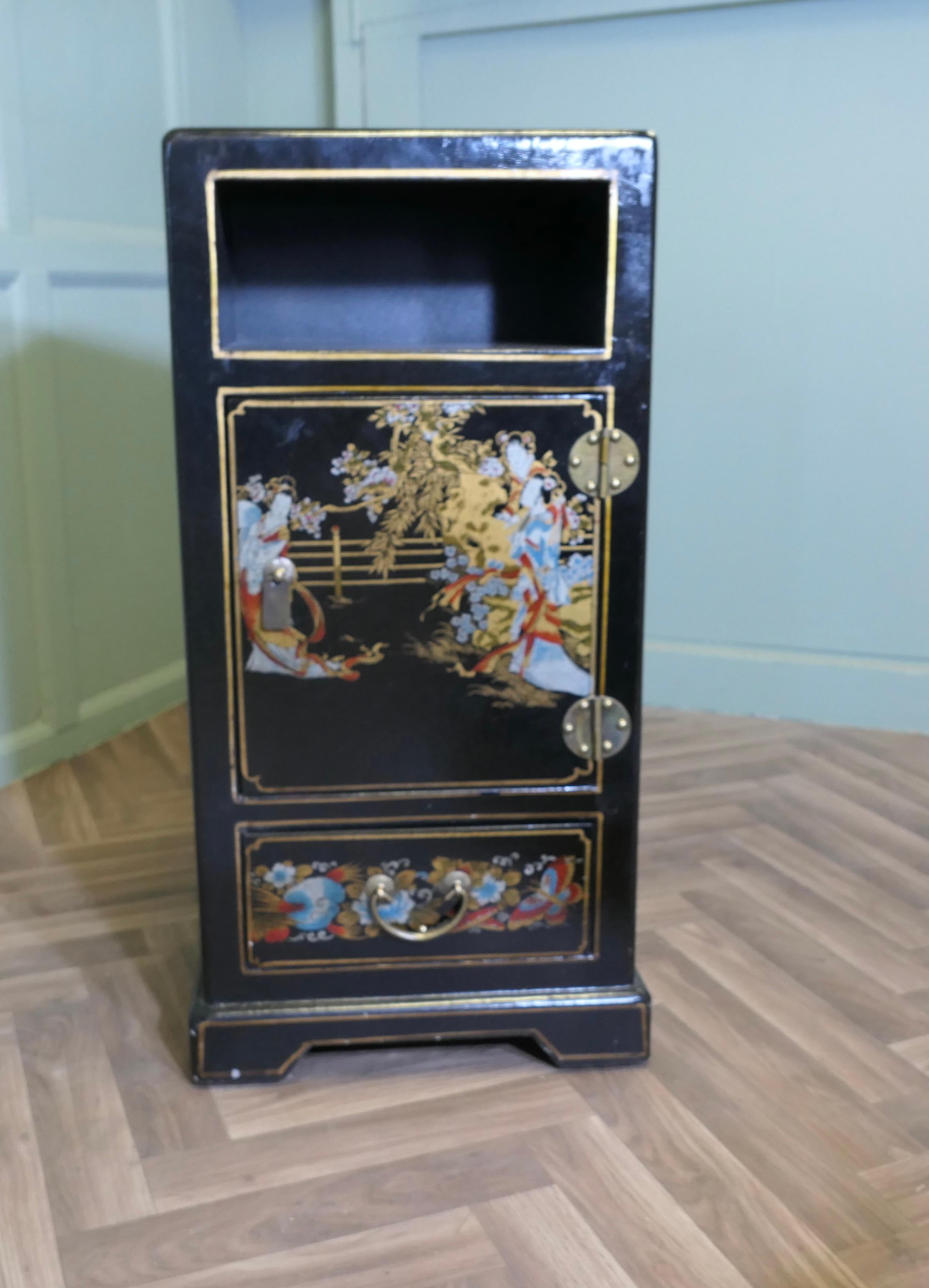 Lacca Comodino decorato in stile cineseria in vendita
