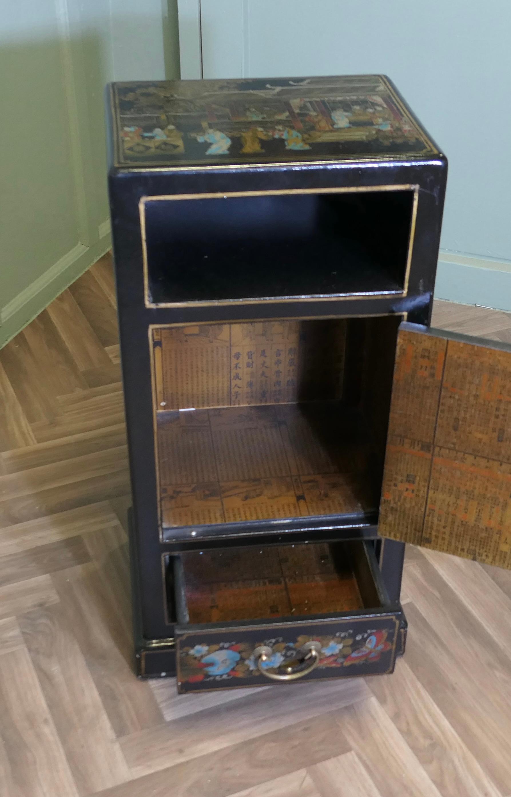 Comodino decorato in stile cineseria in vendita 1