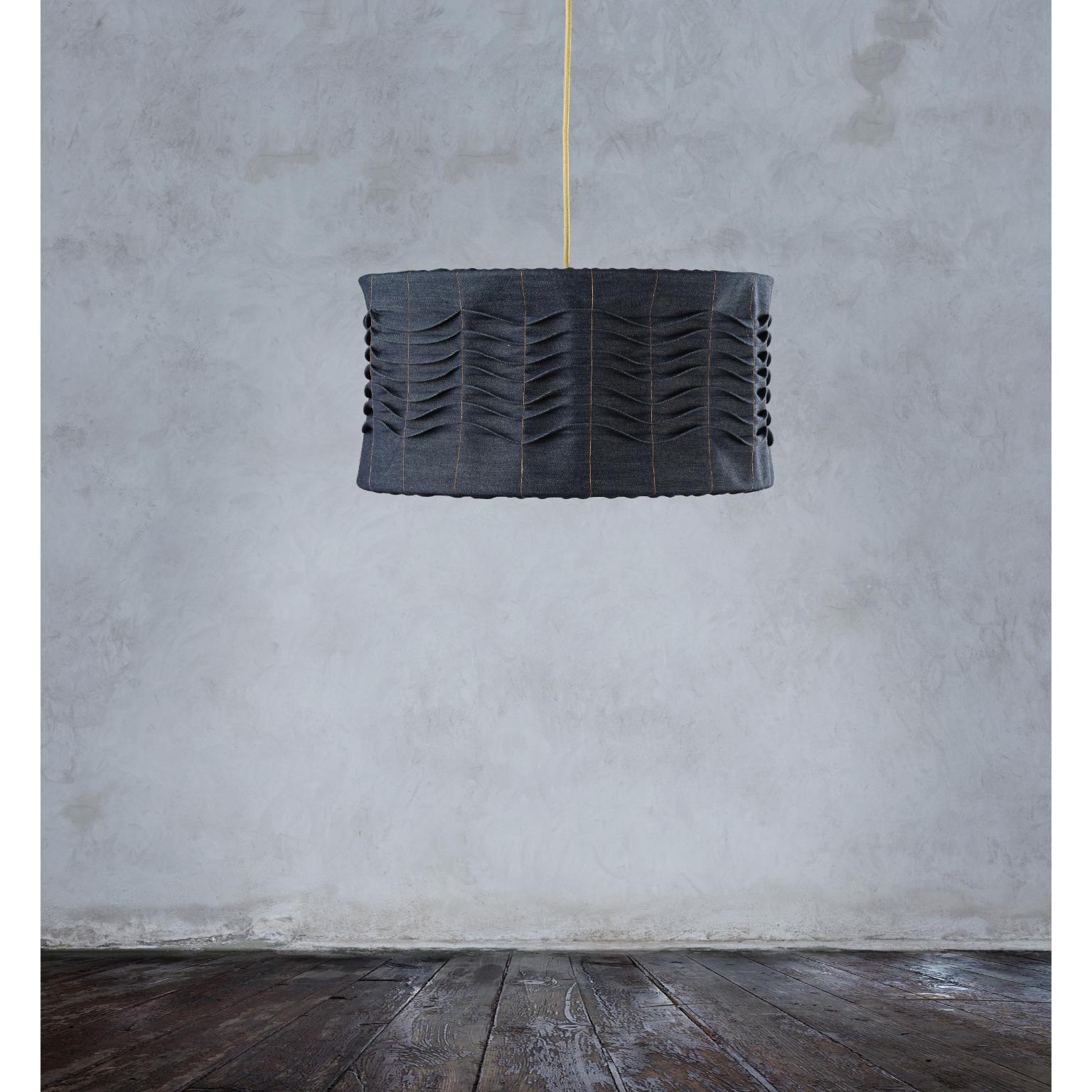 Lampe suspendue Pretty Denim Junior par SKRYTA
Dimensions : Ø 45 x H 22 cm : Ø 45 x H 22 cm. 
MATERIAL : Tissu.

Toutes nos lampes peuvent être câblées en fonction de chaque pays. Si elle est vendue aux États-Unis, elle sera câblée pour les
