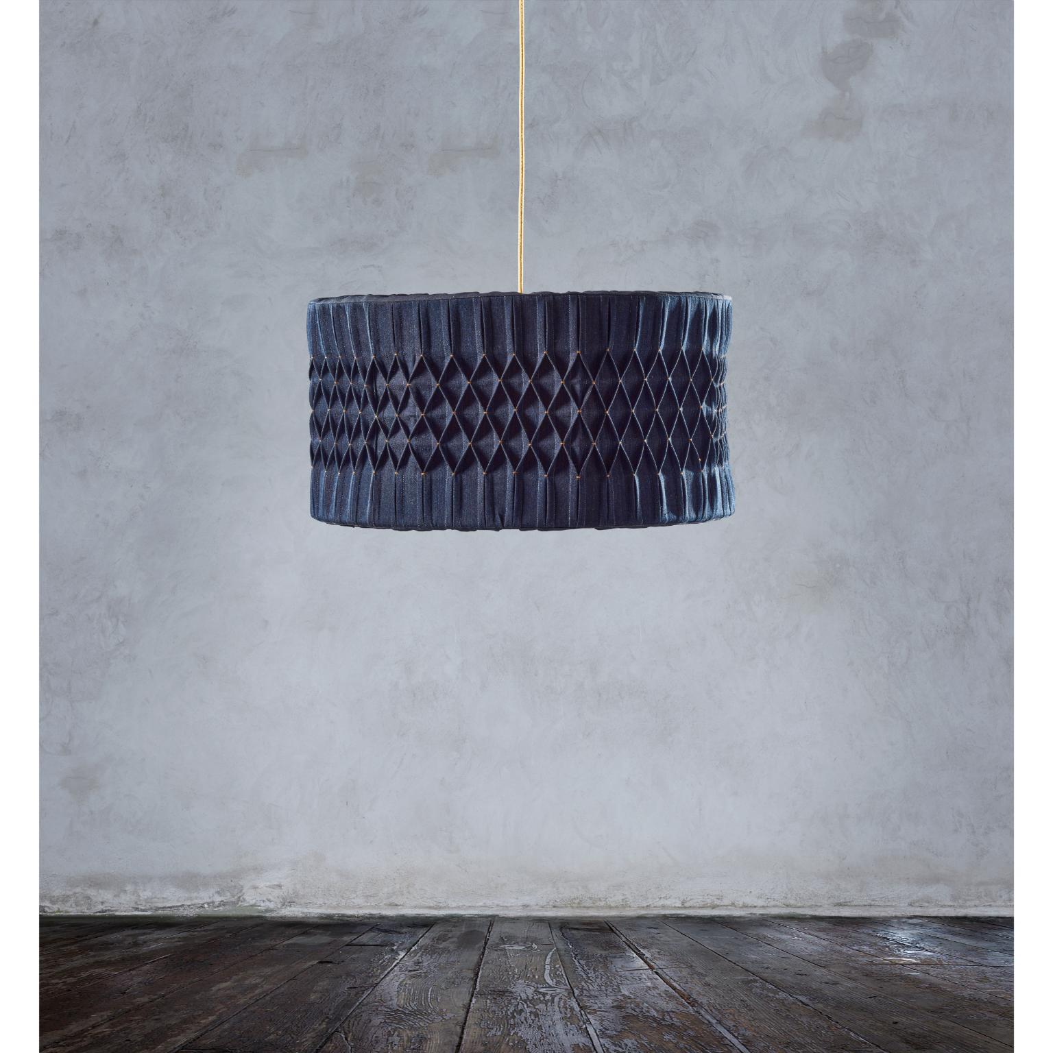 Lampada a sospensione con pieghe in denim di SKRYTA
Dimensioni: Ø 60 x H. 30 cm. 
Materiali: Tessuto.

Tutte le nostre lampade possono essere cablate a seconda del Paese. Se viene venduto negli Stati Uniti, sarà cablato per gli Stati Uniti, ad
