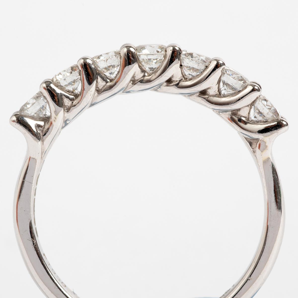 Eternity Ring 1/2 mit Diamanten, insgesamt ca. 0,70 Karat, 7 Steinklauen (Rundschliff) im Angebot