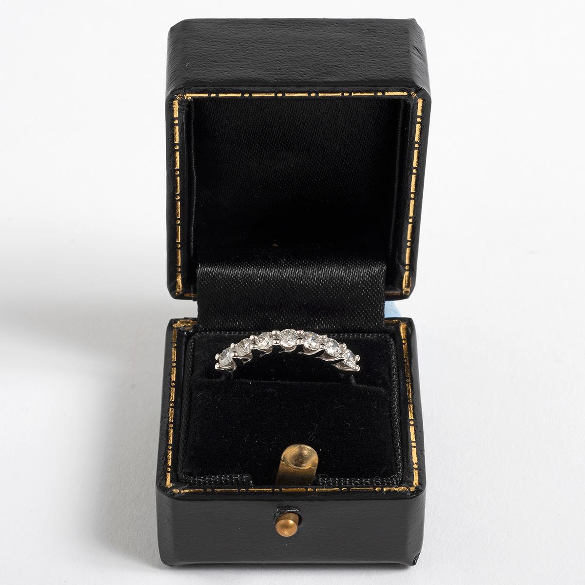 Eternity Ring 1/2 mit Diamanten, insgesamt ca. 0,70 Karat, 7 Steinklauen im Zustand „Hervorragend“ im Angebot in Canterbury, England