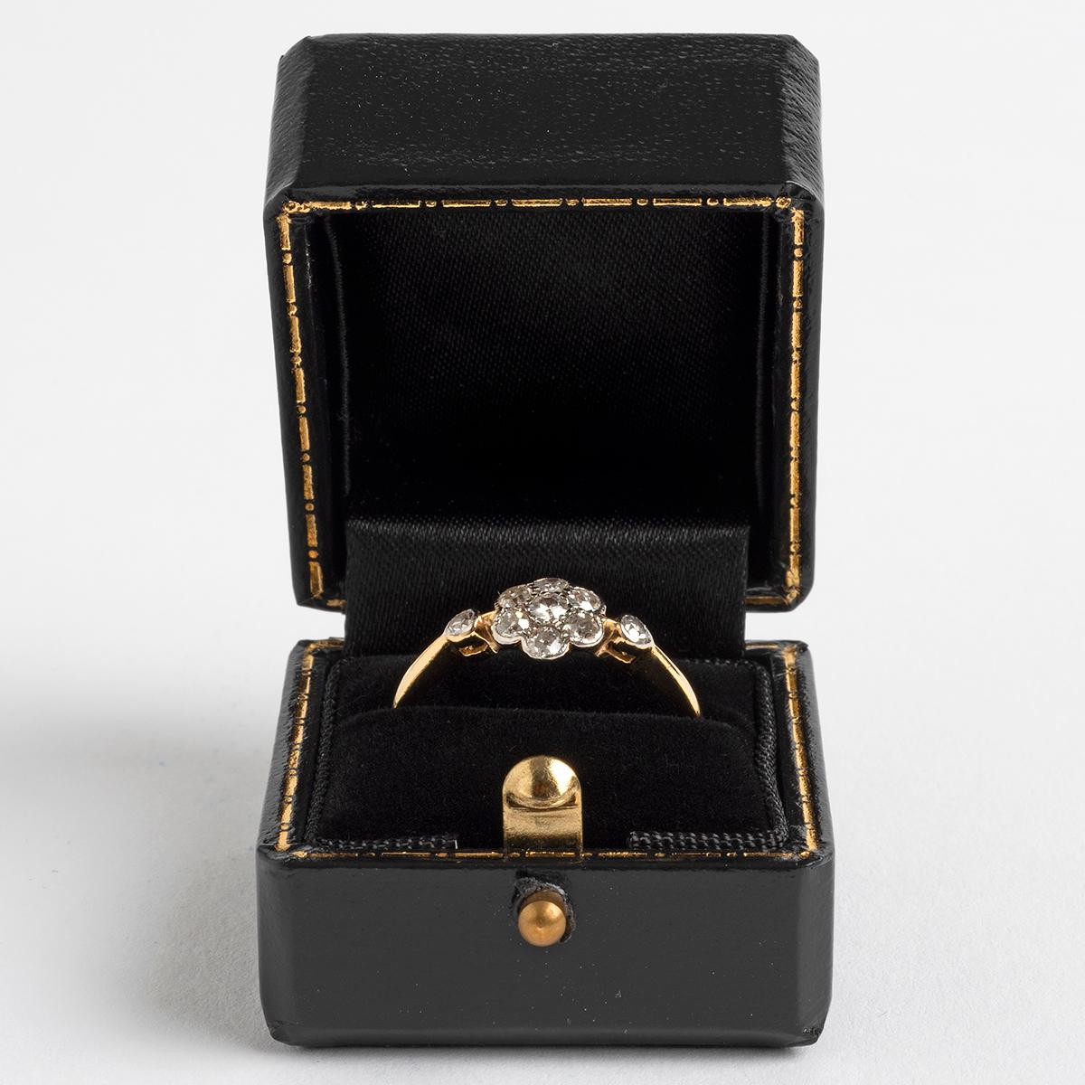 Hübscher Diamant-Cluster-Ring, 9K Gelbgoldband im Zustand „Gut“ in Canterbury, England