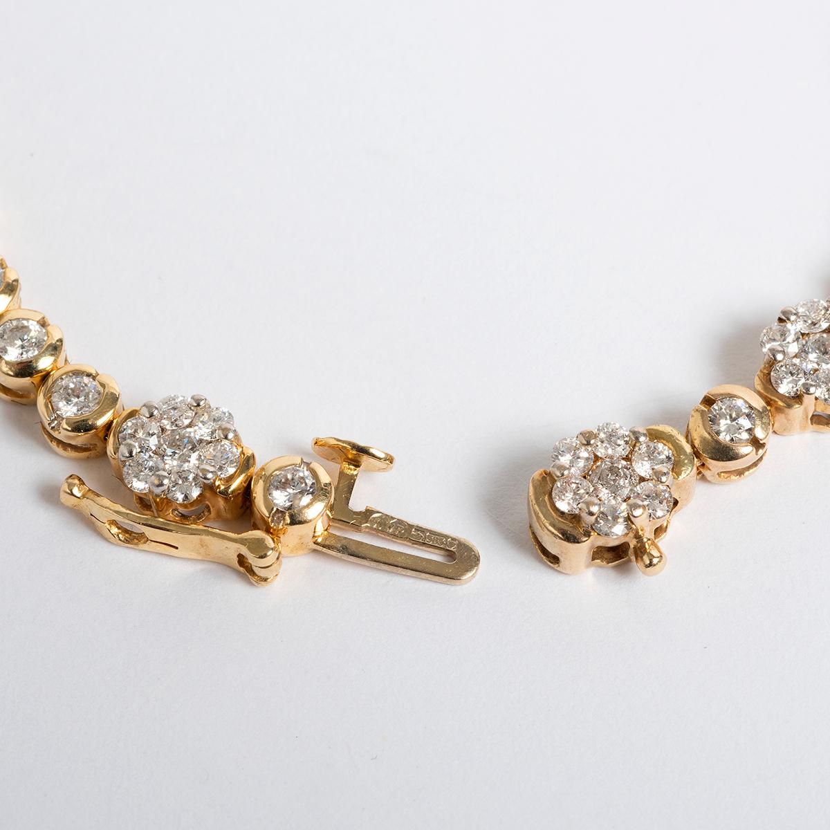 Round Cut Pretty Diamond Daisy Bracelet, 14 Carat Yellow Gold, Est 3.75 Carat Diamonds. For Sale