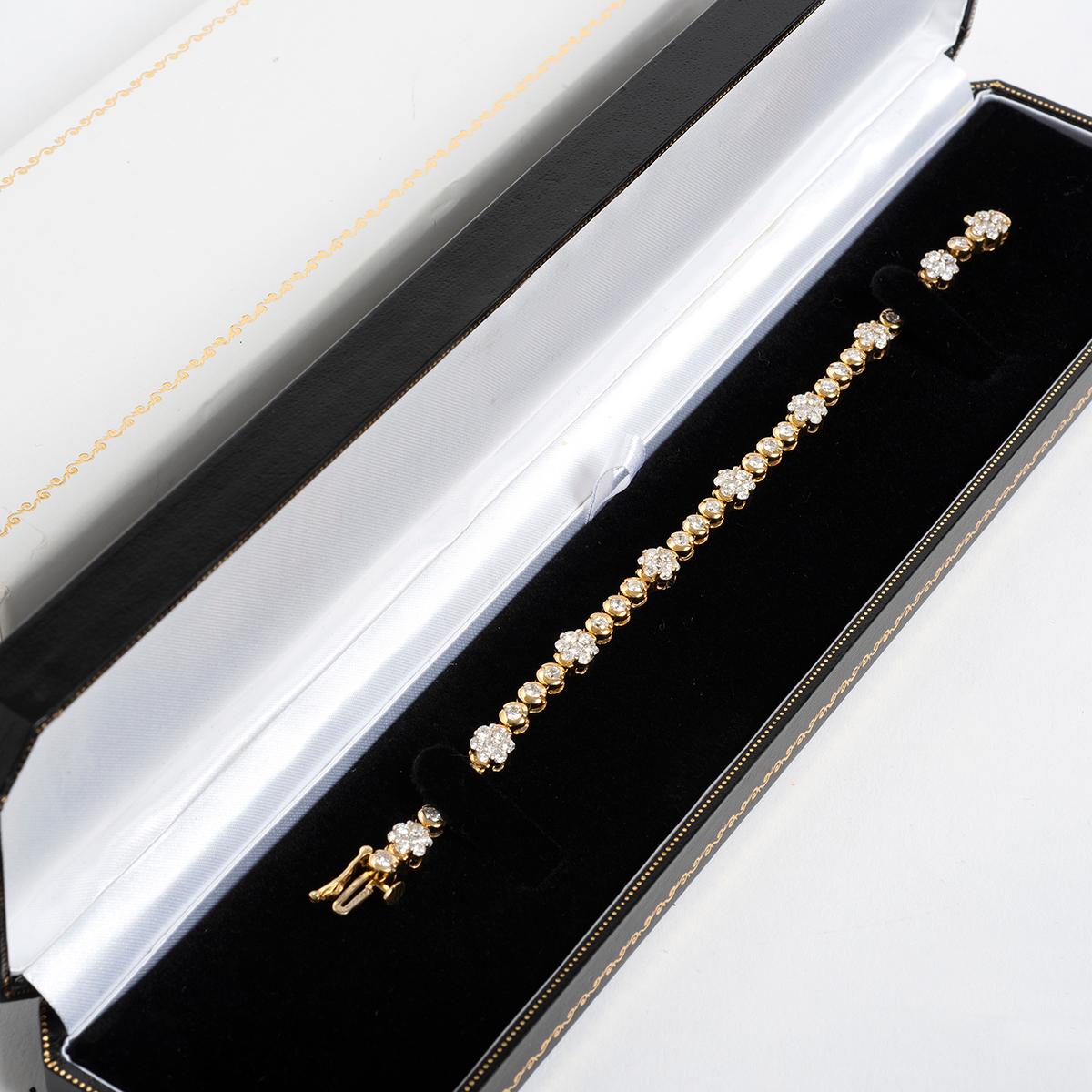 Pretty Diamond Daisy Bracelet, 14 Carat Yellow Gold, Est 3.75 Carat Diamonds. In Excellent Condition For Sale In Canterbury, GB