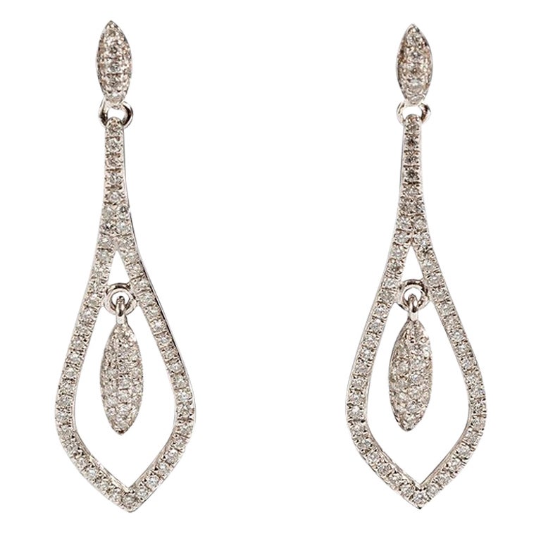Jolies boucles d'oreilles en goutte en or blanc 18 carats et diamants de 0,39 carat.
