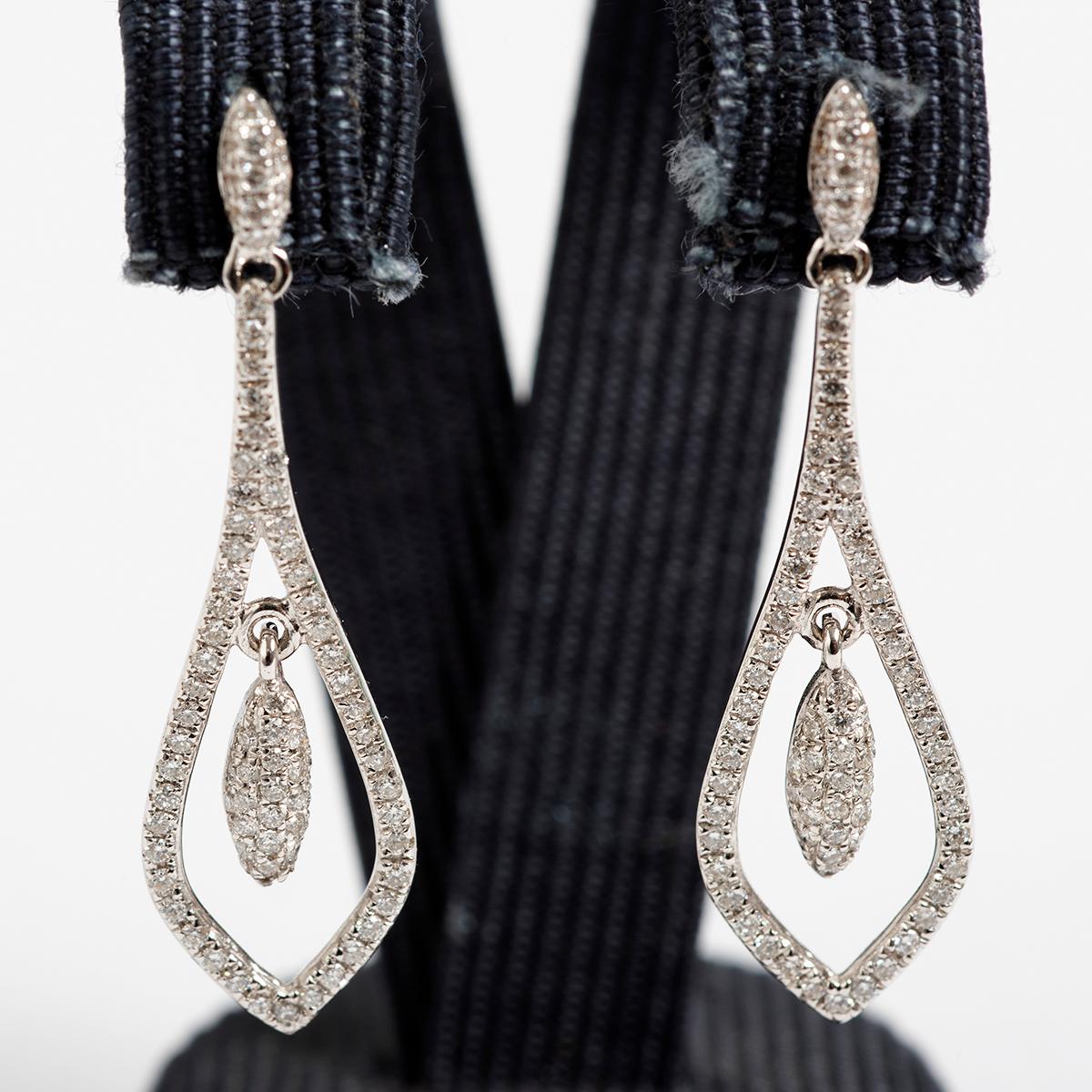 Pretty Diamond Drop Earrings, 18 Carat White Gold, Est 0.39ct Diamonds. In Excellent Condition For Sale In Canterbury, GB