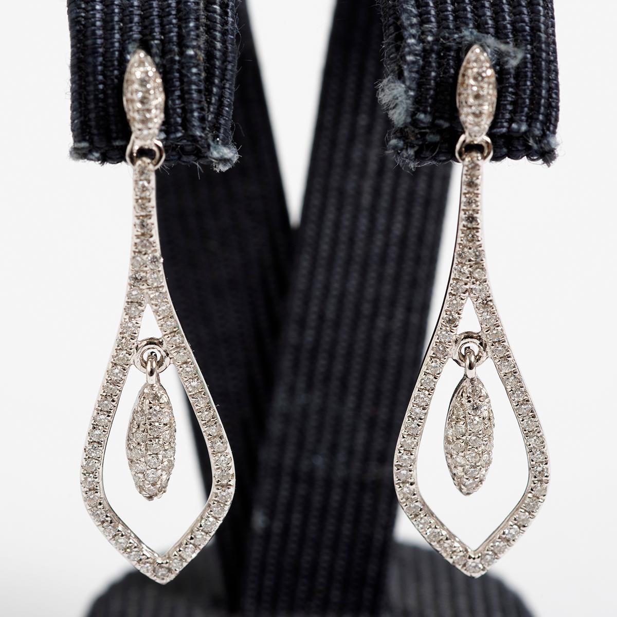 Graziosi orecchini a goccia con diamanti, oro bianco 18 carati, diamanti 0,39ct est. In condizioni ottime in vendita a Canterbury, England