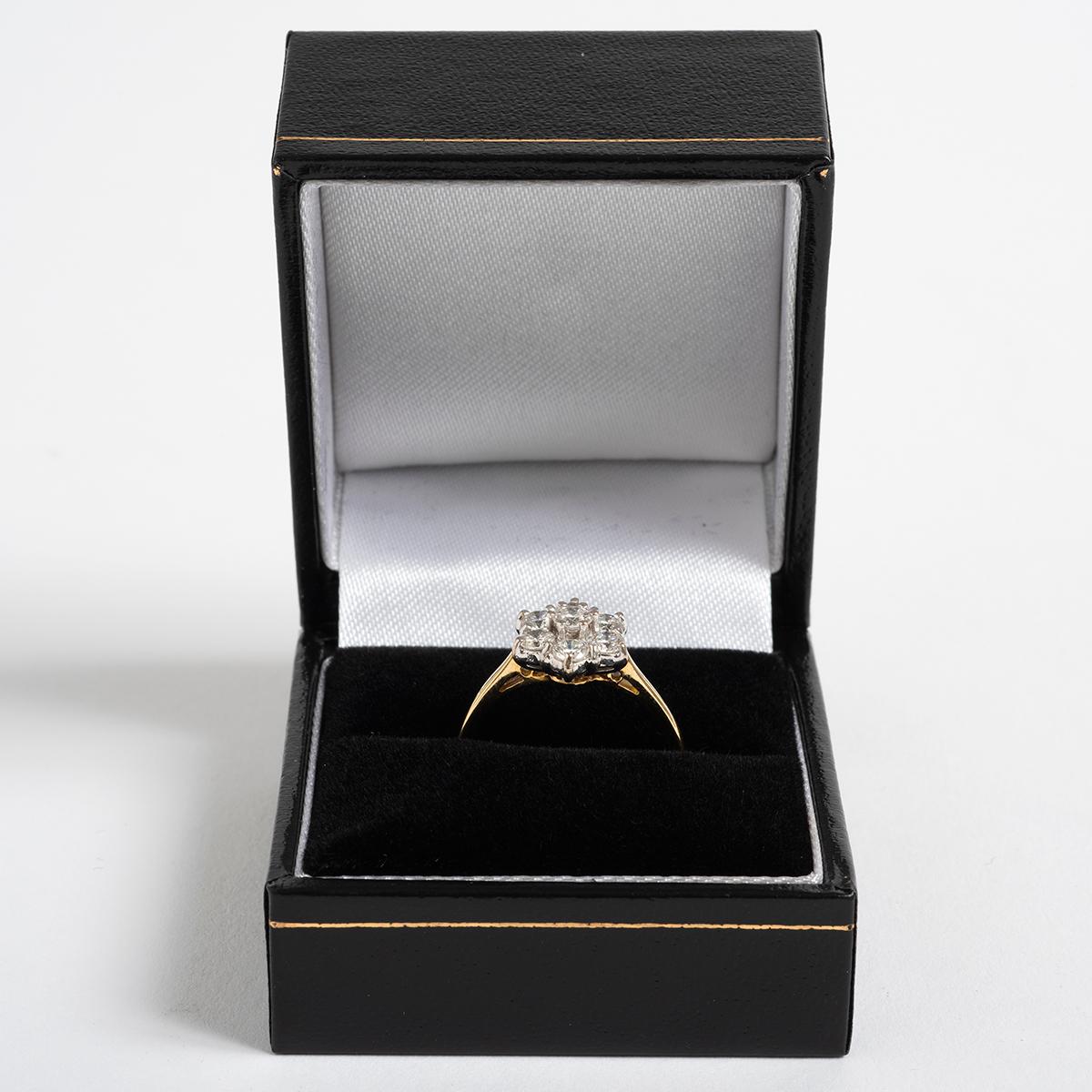 Round Cut Pretty Diamond Ring, 18K Yellow Gold For Sale