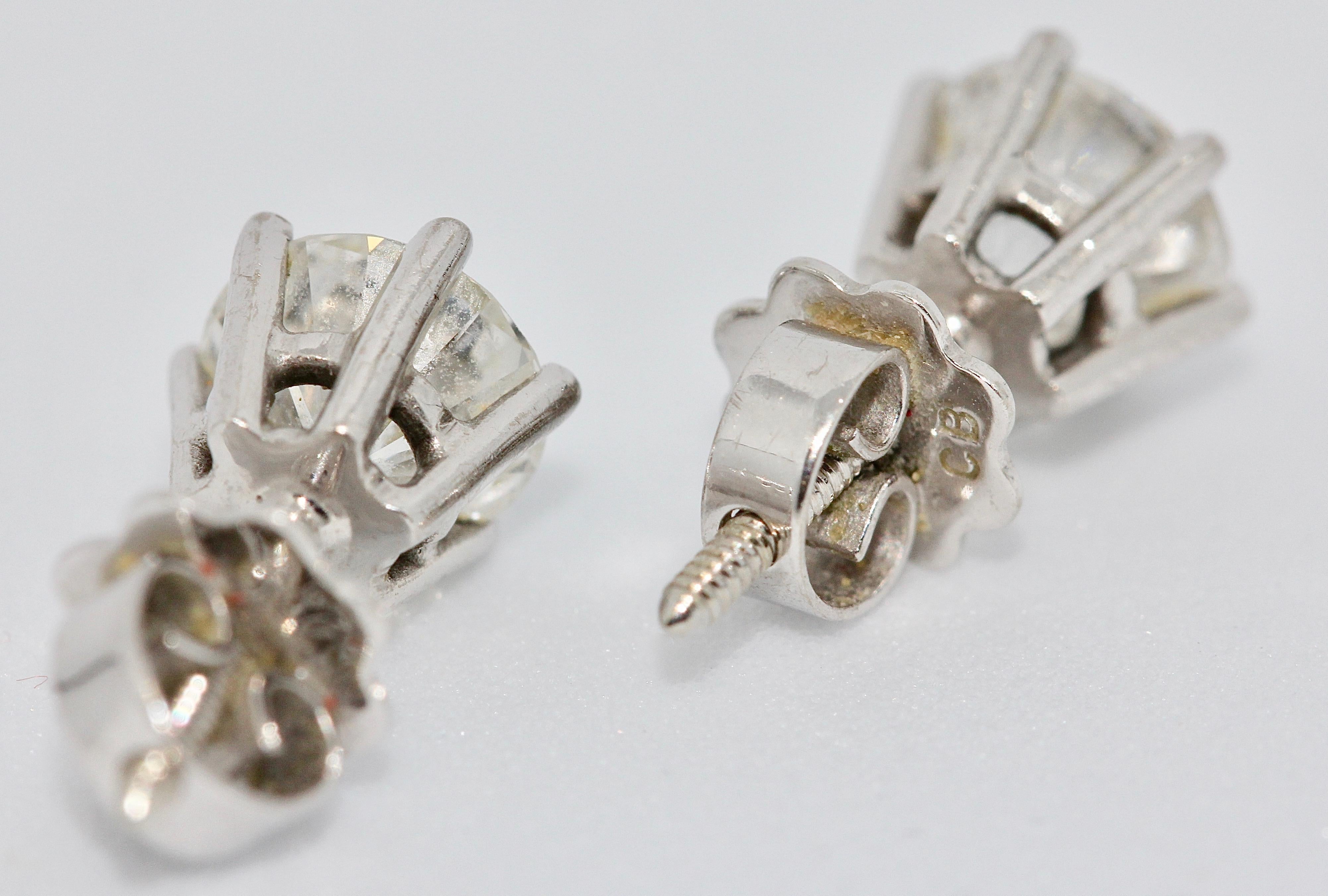 Clous d'oreilles solitaires en or blanc 18 carats et diamants Bon état - En vente à Berlin, DE