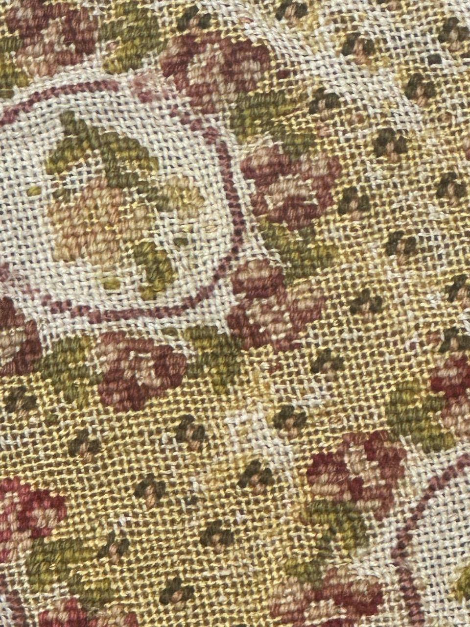 Bonito tapiz antiguo francés de punto de aguja para cubrir una silla en venta 2