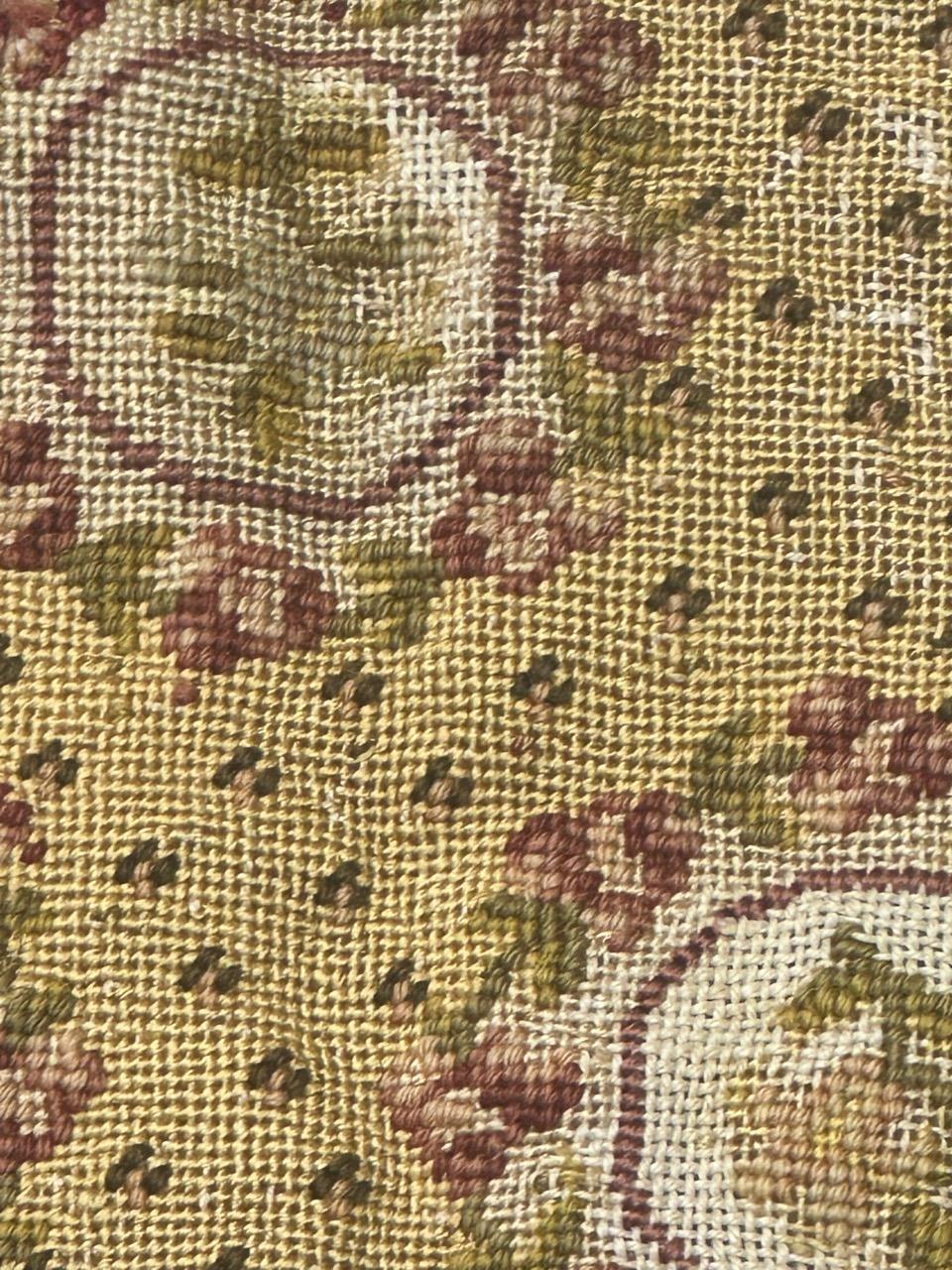 Bonito tapiz antiguo francés de punto de aguja para cubrir una silla en venta 4
