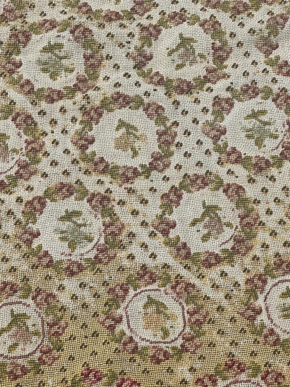 Exquisito tapiz francés de punto de aguja de finales del siglo XIX, originario de la funda de una silla, pero que también puede utilizarse para cojines o marcos. Adornada con un cautivador diseño de la época de Napoleón III, esta pieza luce