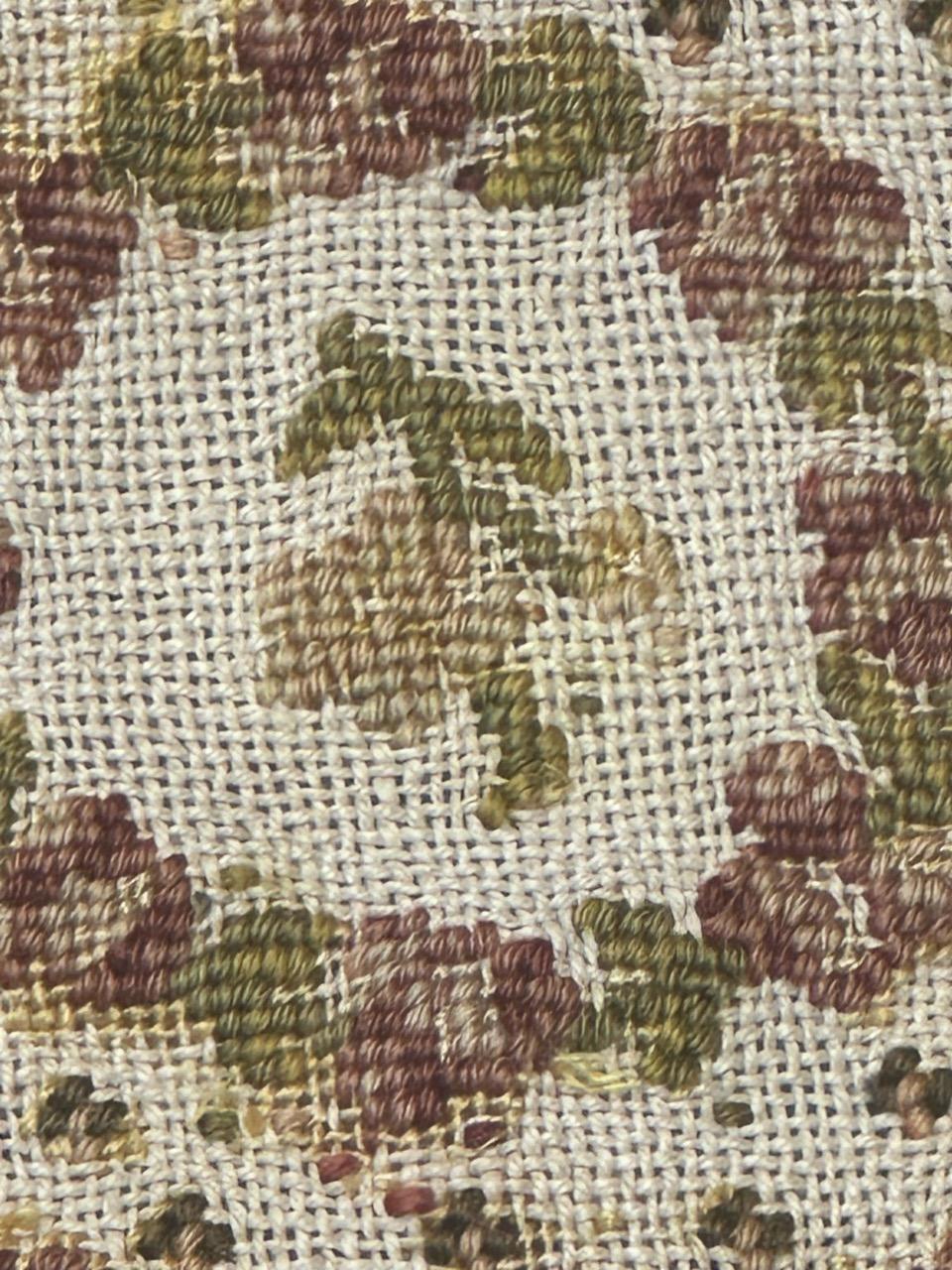 Bonito tapiz antiguo francés de punto de aguja para cubrir una silla Aubusson en venta