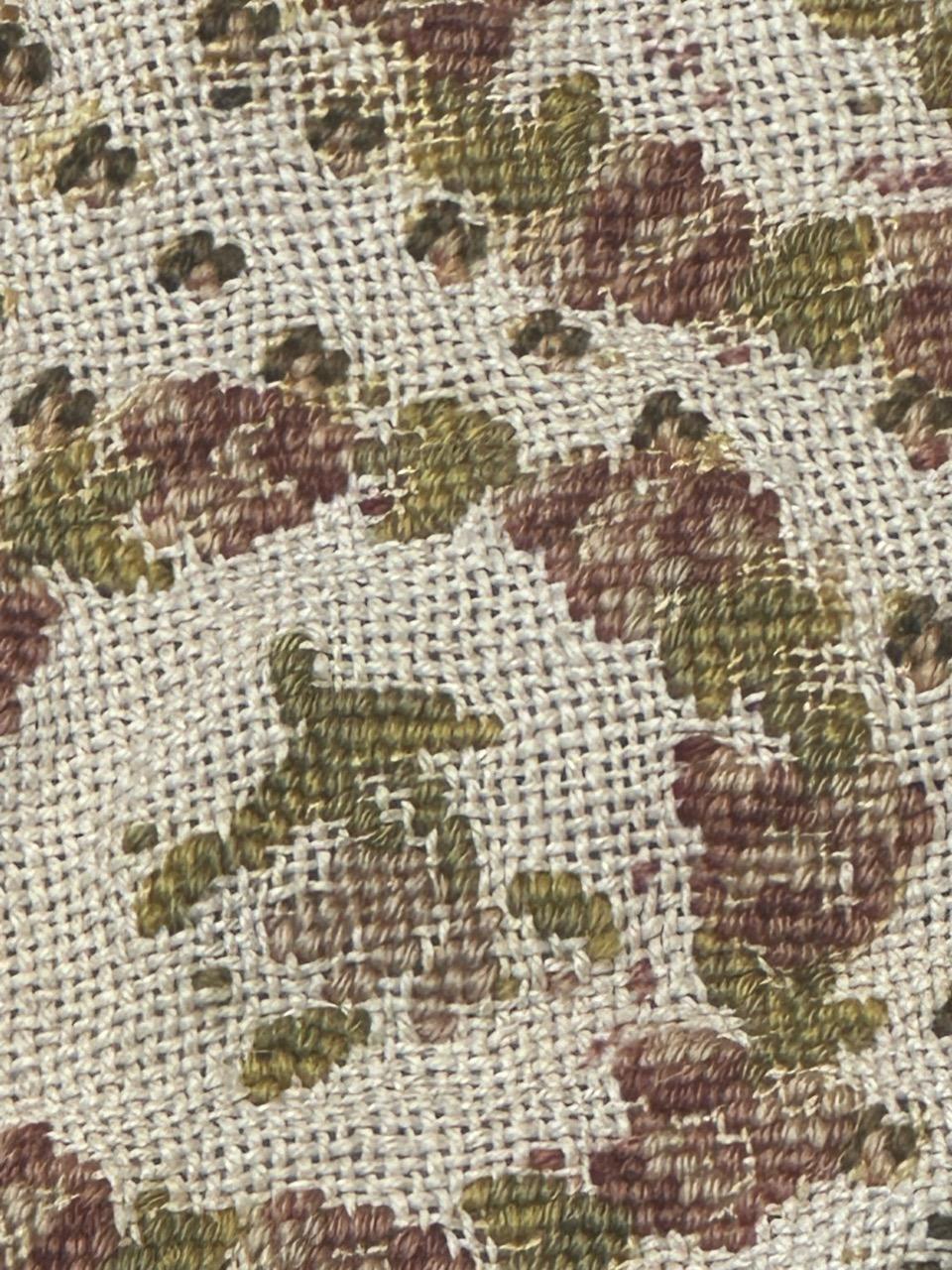 Bonito tapiz antiguo francés de punto de aguja para cubrir una silla Punto de aguja en venta