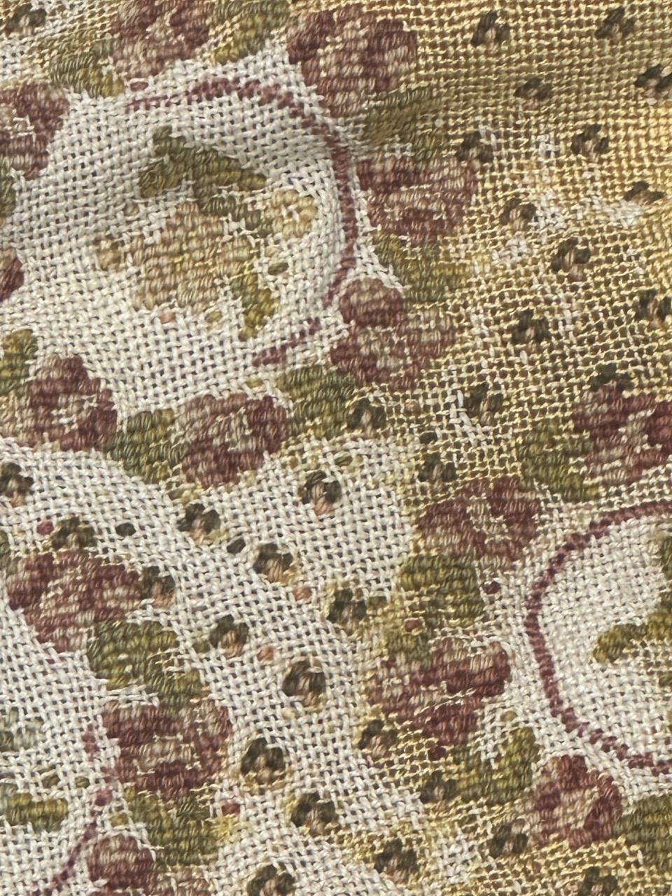 Bonito tapiz antiguo francés de punto de aguja para cubrir una silla siglo XIX en venta