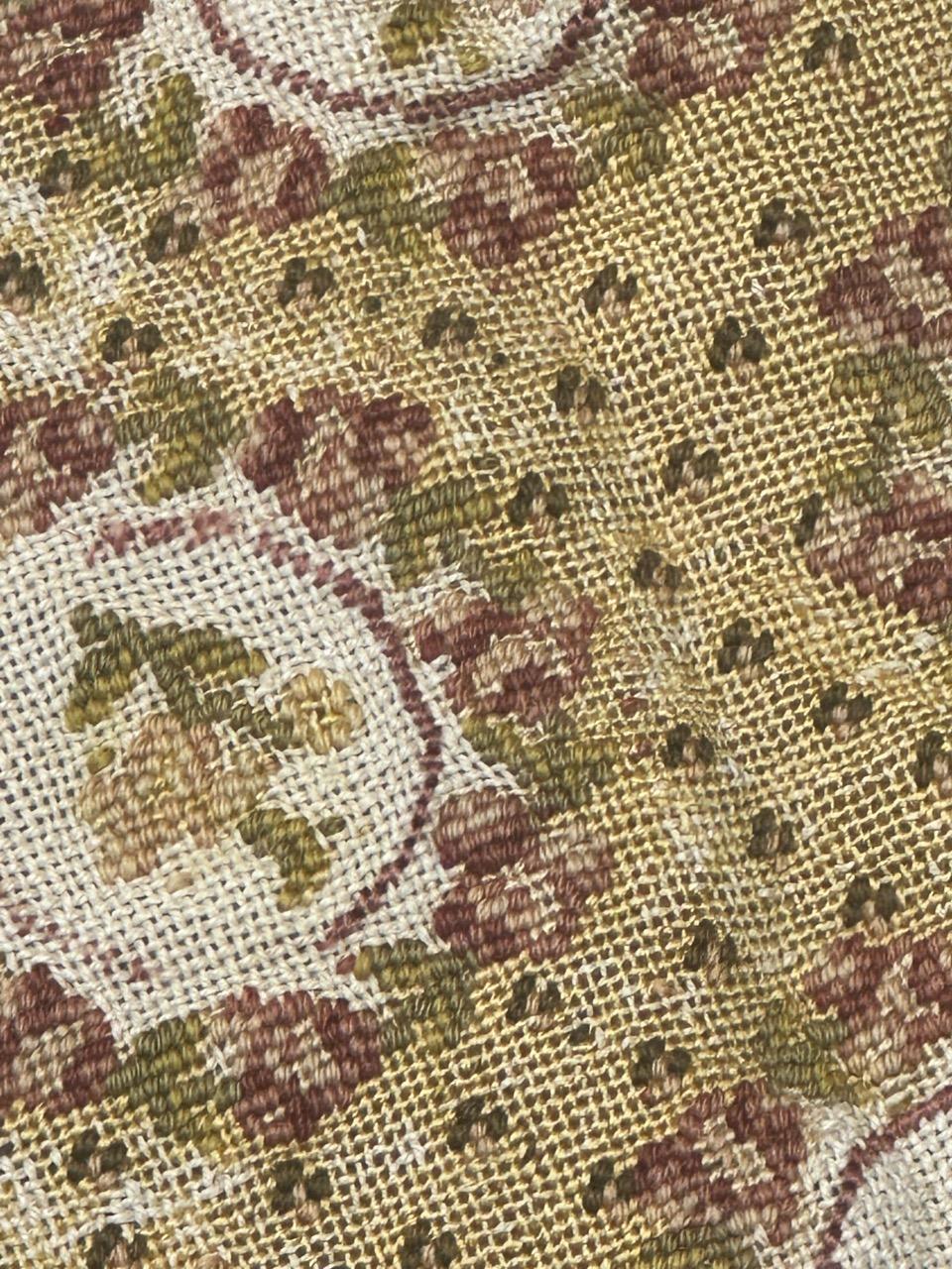 Bonito tapiz antiguo francés de punto de aguja para cubrir una silla Seda en venta