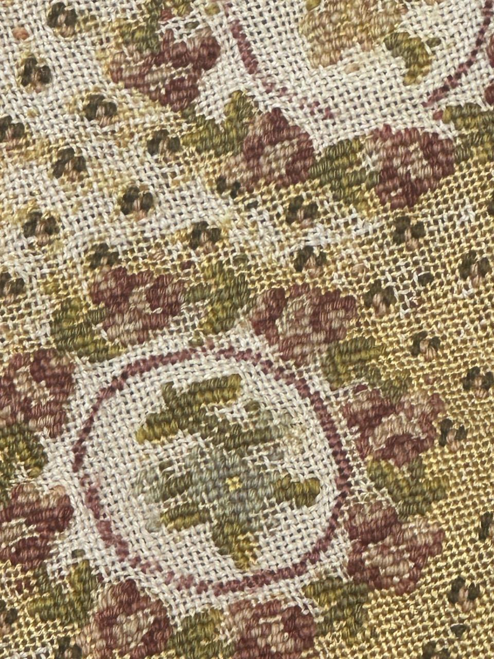 Bonito tapiz antiguo francés de punto de aguja para cubrir una silla en venta 1