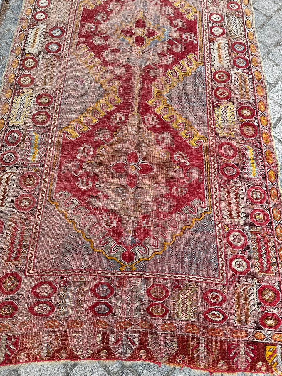 Voici un magnifique chemin de table antique turc d'Anatolie qui présente des motifs complexes rappelant les très anciens tapis turcs, ornés de superbes couleurs naturelles. Cette pièce est méticuleusement nouée à la main avec du velours de laine sur