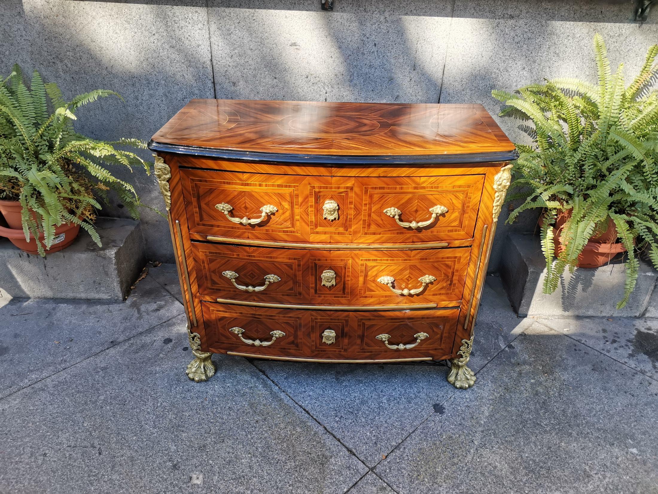 Pretty dressing French commode from late 19th century
With gilded bronzes.
Measures: 97 x 82 x 48 cm
Very good condition.
   