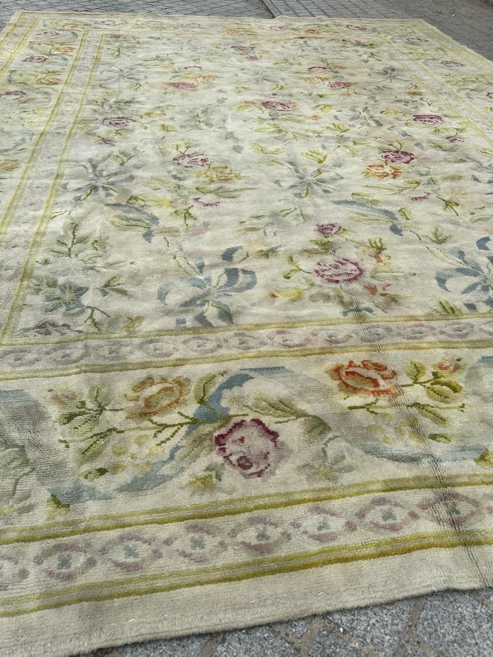 Joli grand tapis français d'Aubusson du début du 20e siècle, noué par Bobyrugs  en vente 4