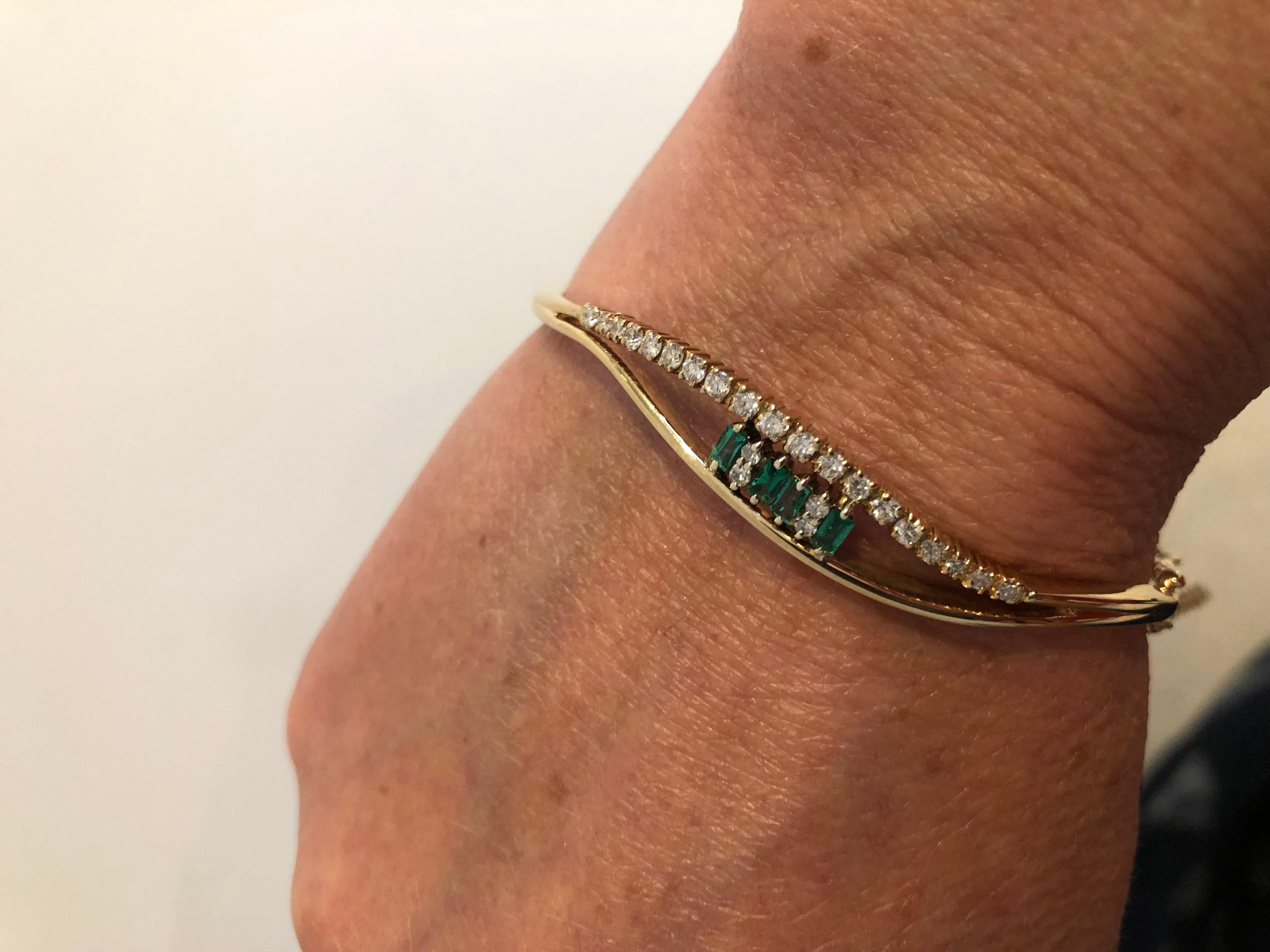 Pretty Emerald & Diamond Bangle, 9 Carat Yellow Gold, 13.29grms For Sale 1