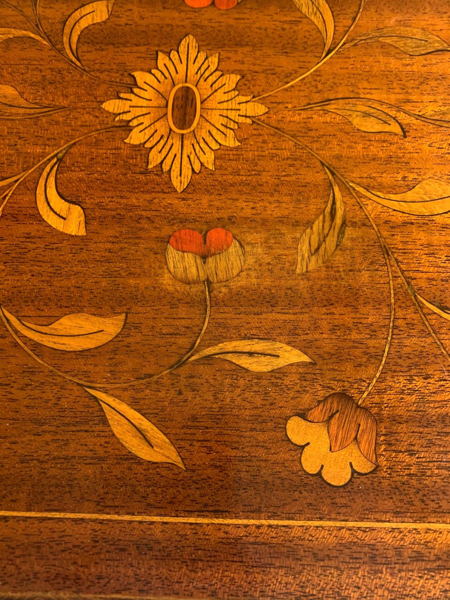 Pretty English Antique Inlaid End Table In Good Condition In Hopewell, NJ