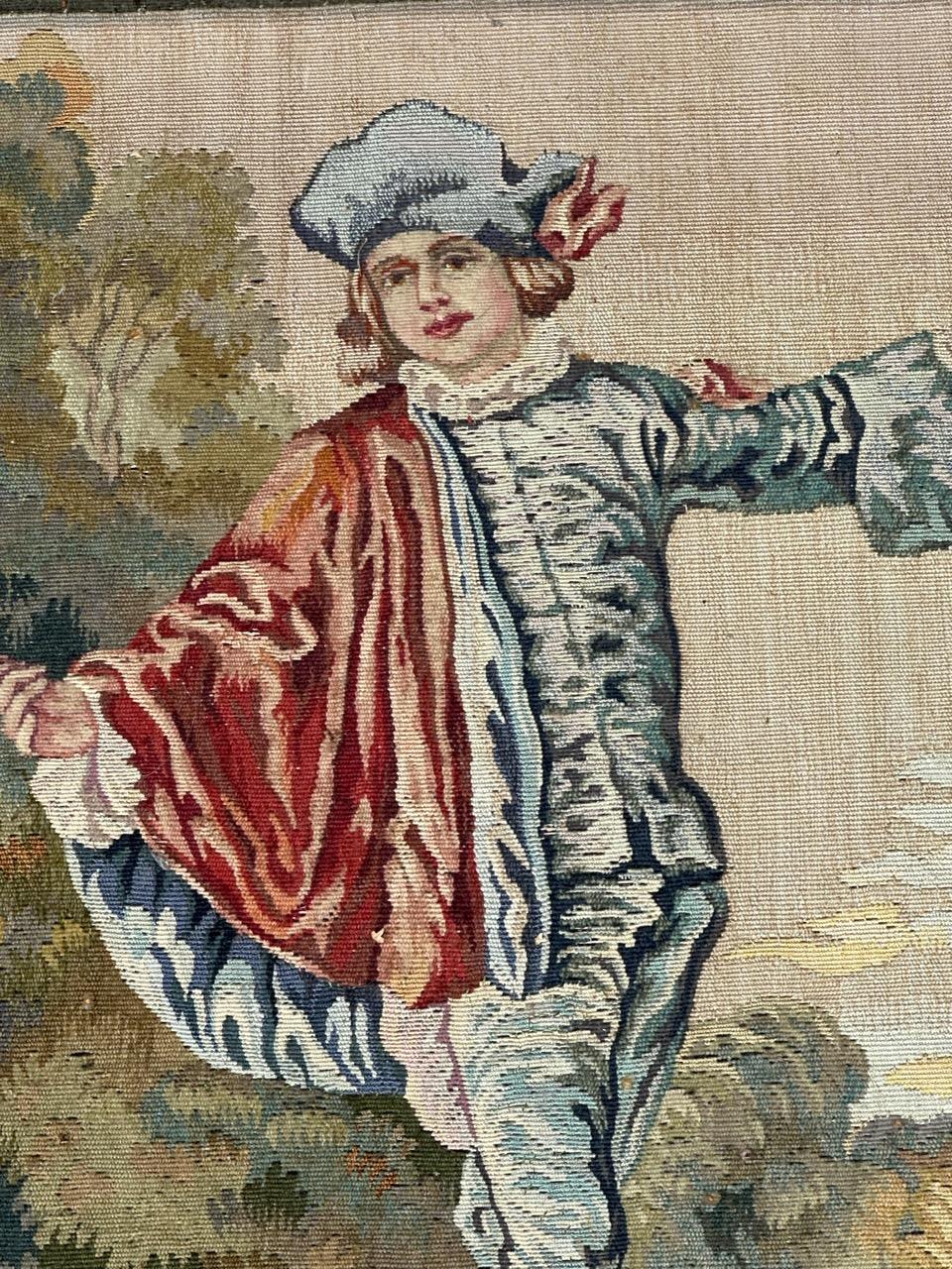 Sehr schöner und feiner Aubusson-Wandteppich mit einem schönen Design, das  ein elegant gekleideter Junge, mit schönen natürlichen Farben, mit Blau, Rot, Grün und Beige, vollständig und fein handgewebt mit Wolle und Seide in den