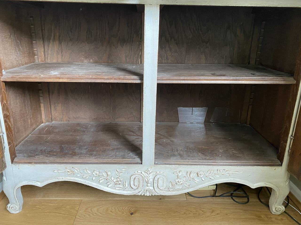 Oak Pretty French 2 Door Cupboard or Cabinet  For Sale