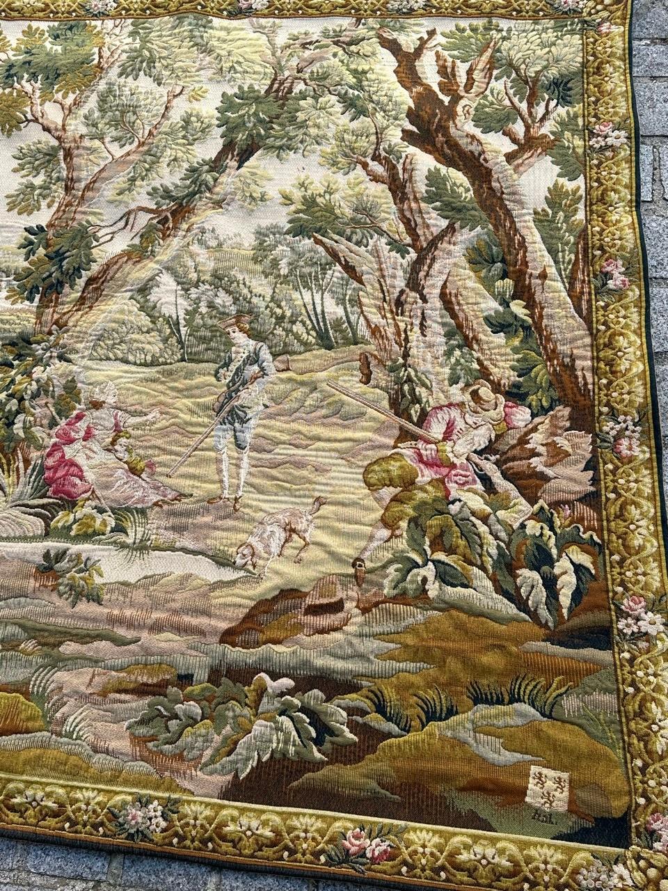 Splendido arazzo Jacquard Halluin in stile Aubusson francese con un bel disegno di cacciatori in città e bellissimi colori, donne su telai Jacquard meccanici a Halluin che producono lana e cotone.
Da un arazzo di Aubusson, metà del XVIII secolo. I