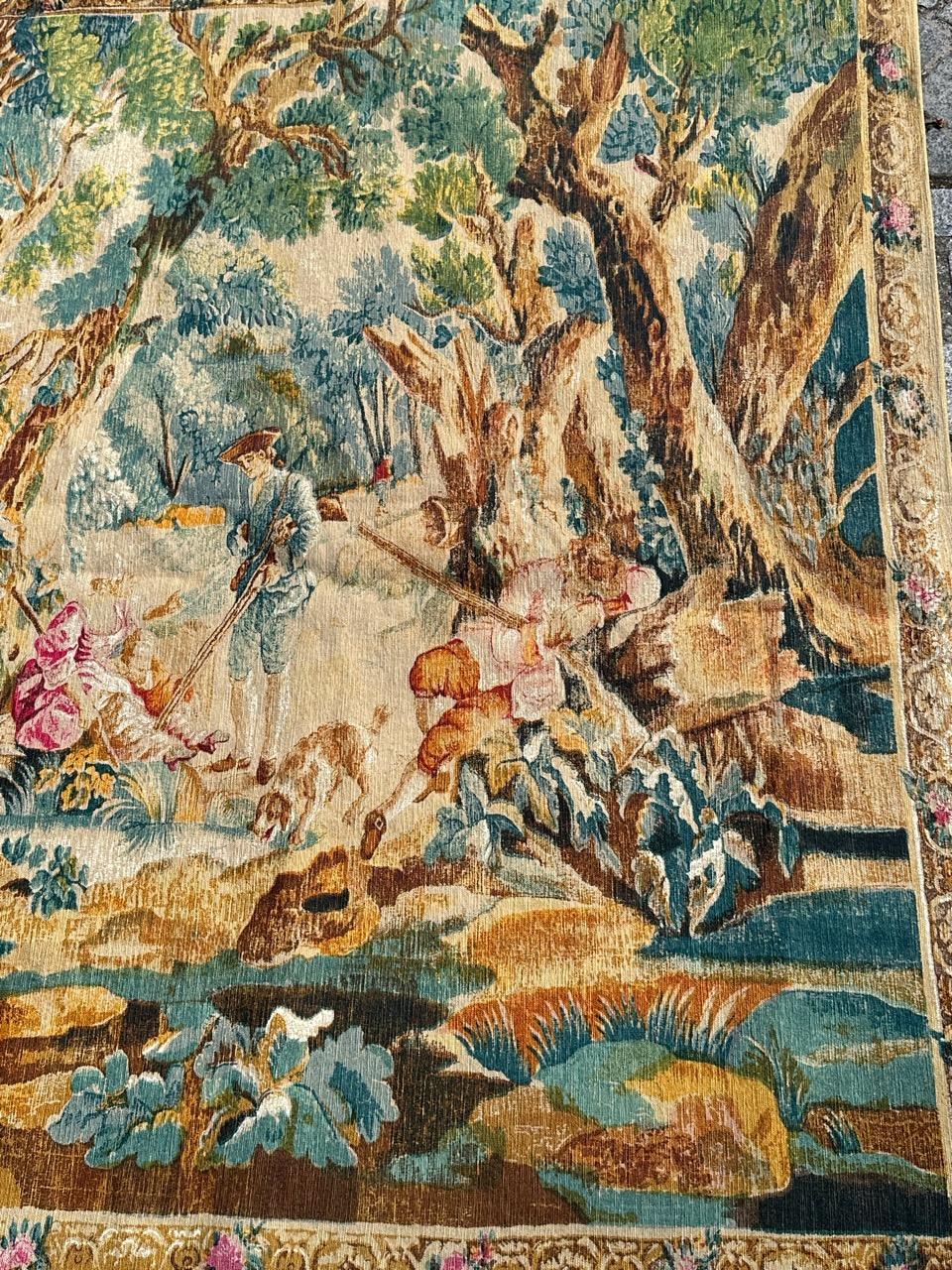 Wunderschöner französischer Wandteppich im Aubusson-Stil, von Hand gedruckt, mit schönem Motiv von Jägern in der Stadt und schönen Farben, von Hand gedruckt in der Kunstedition von Rambouillet, Herstellung auf Wolle, Jute und Baumwolle.
Aus einem