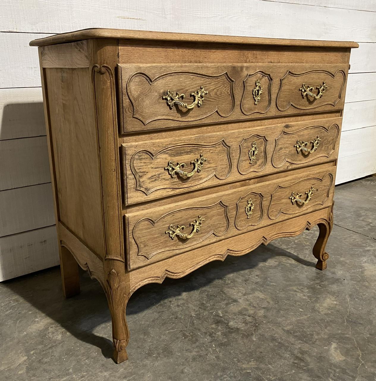 Pretty French Bleached Oak Chest of Drawers  In Good Condition For Sale In Seaford, GB
