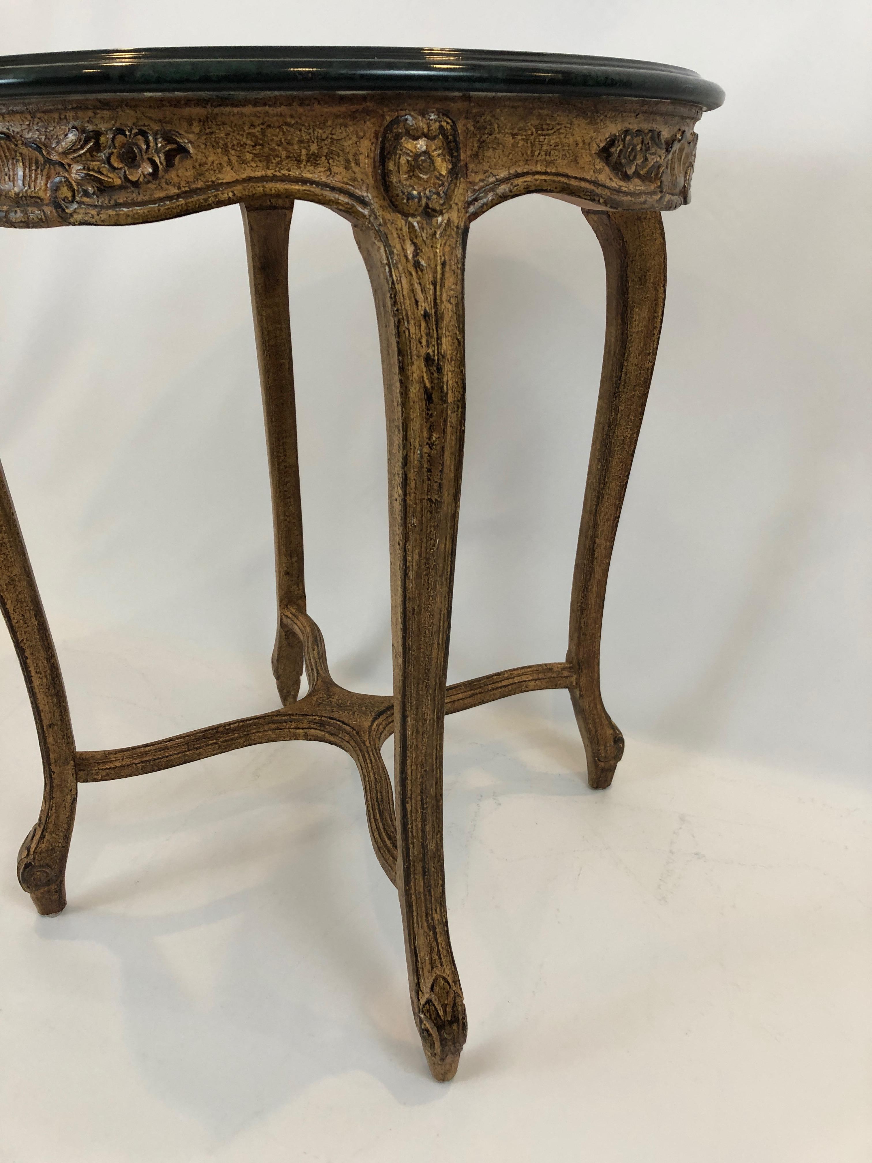 Américain Jolie table d'appoint ronde faussement peinte de style français en vente