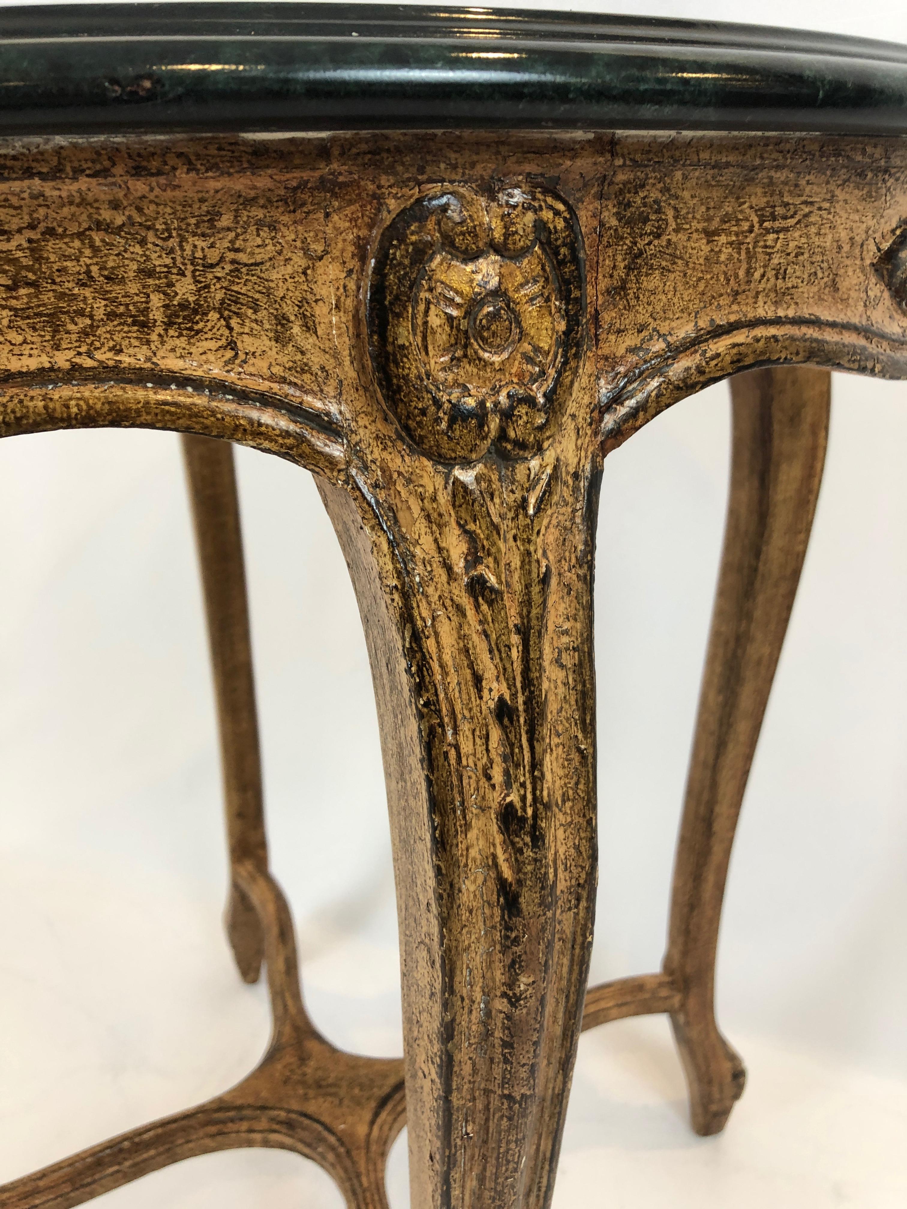 Jolie table d'appoint ronde faussement peinte de style français Excellent état - En vente à Hopewell, NJ