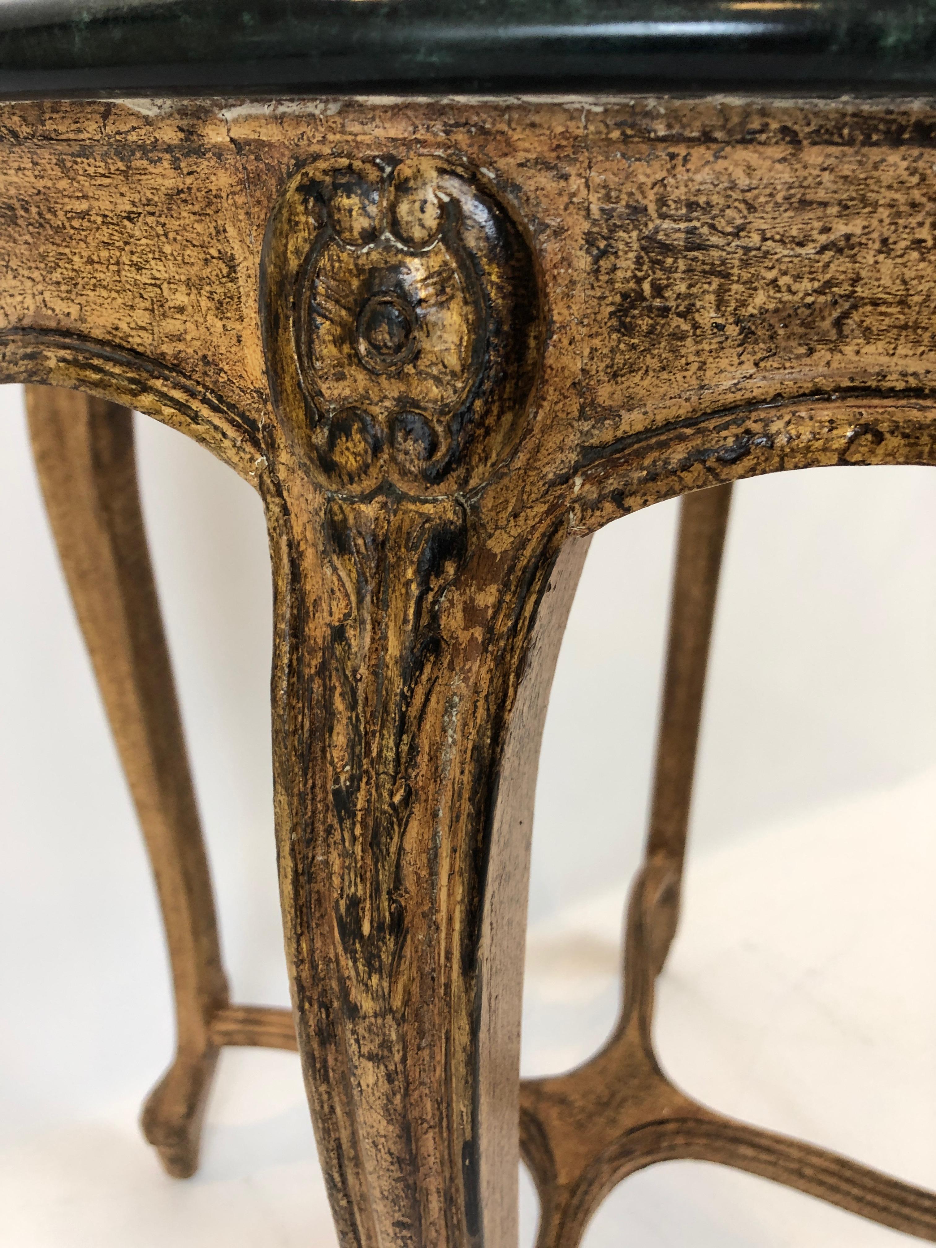 Bois Jolie table d'appoint ronde faussement peinte de style français en vente