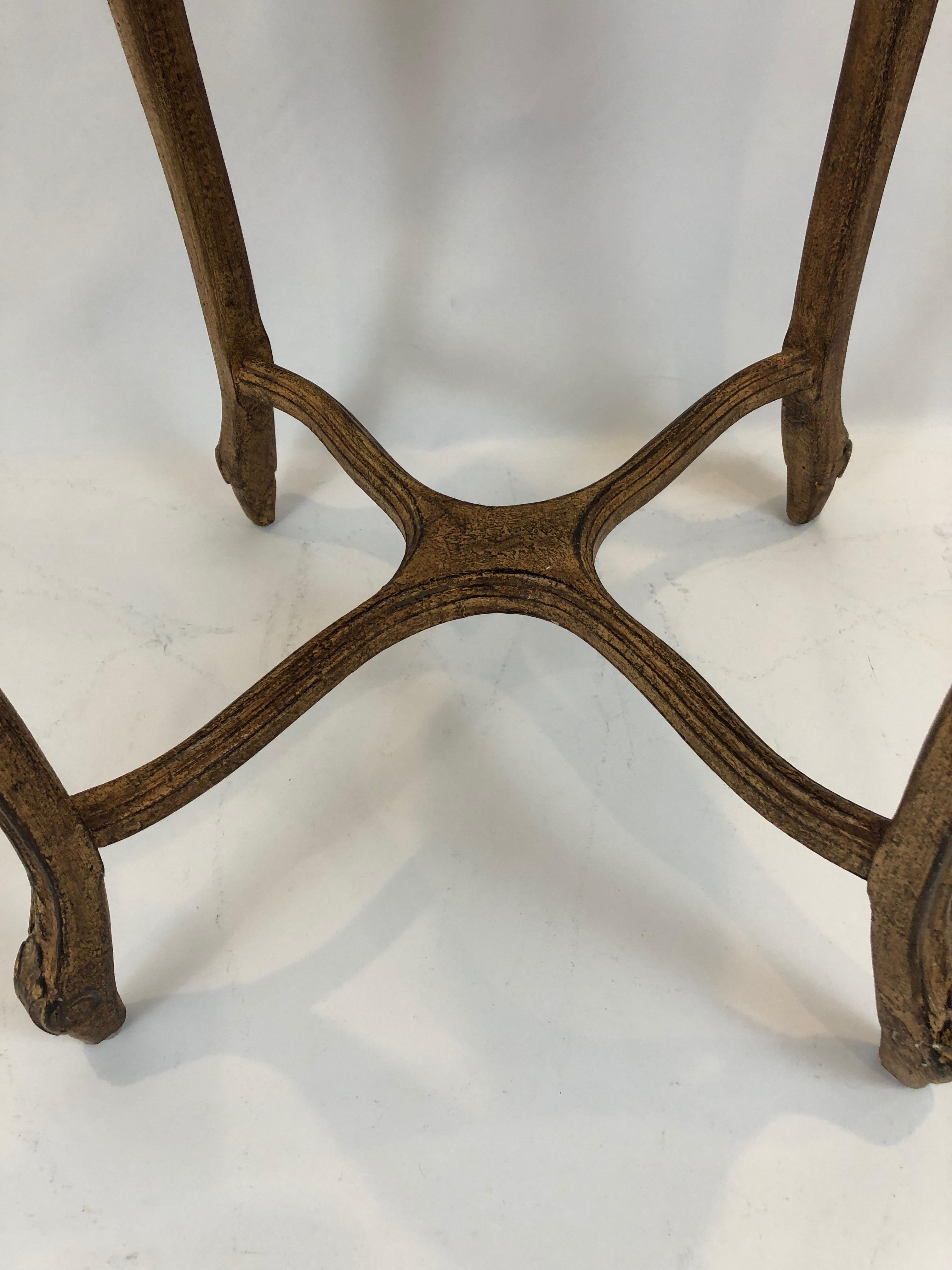 Jolie table d'appoint ronde faussement peinte de style français en vente 1