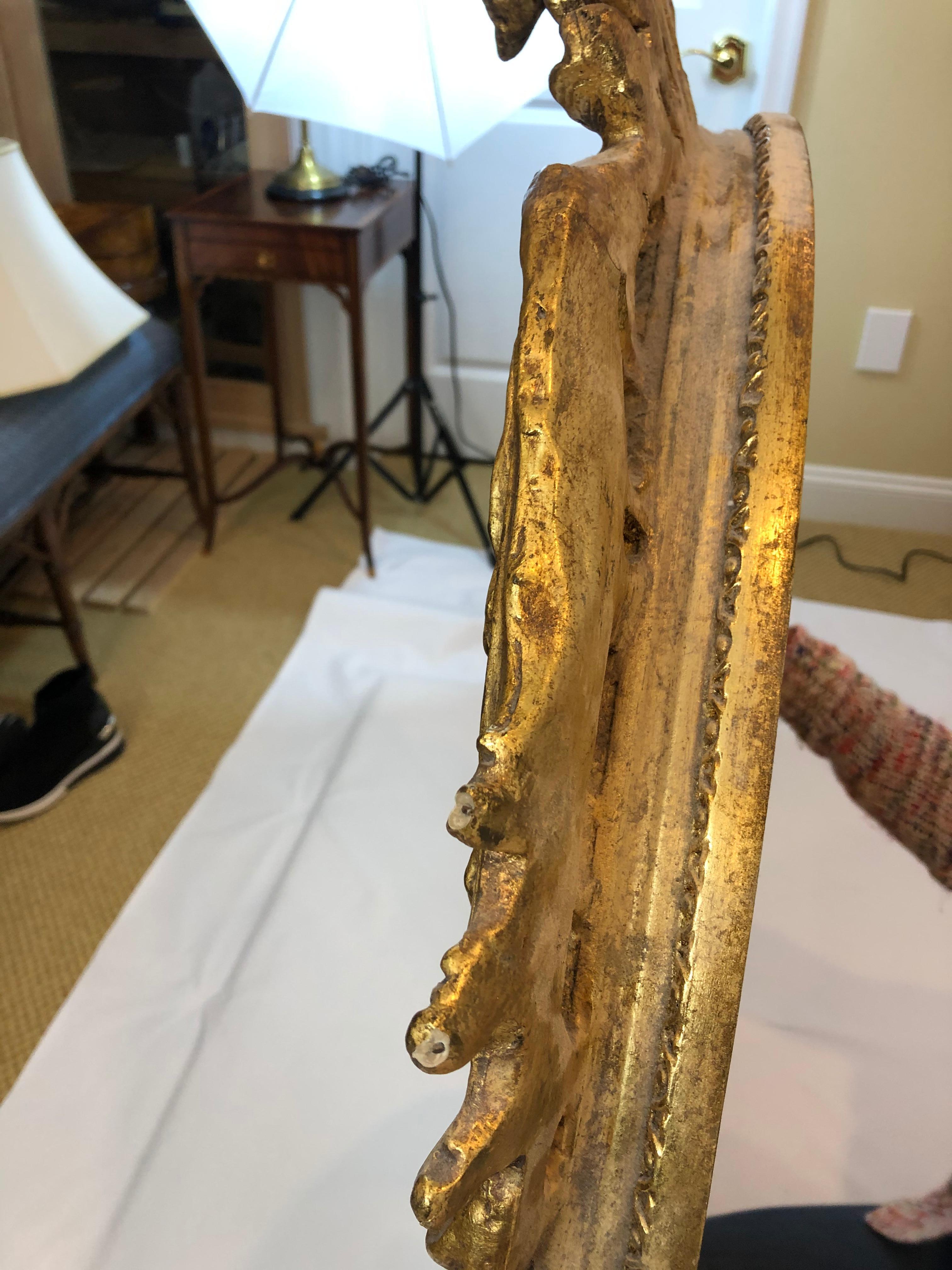 Ovaler Spiegel aus vergoldetem Holz der Gebrüder Friedman (Nordamerikanisch) im Angebot