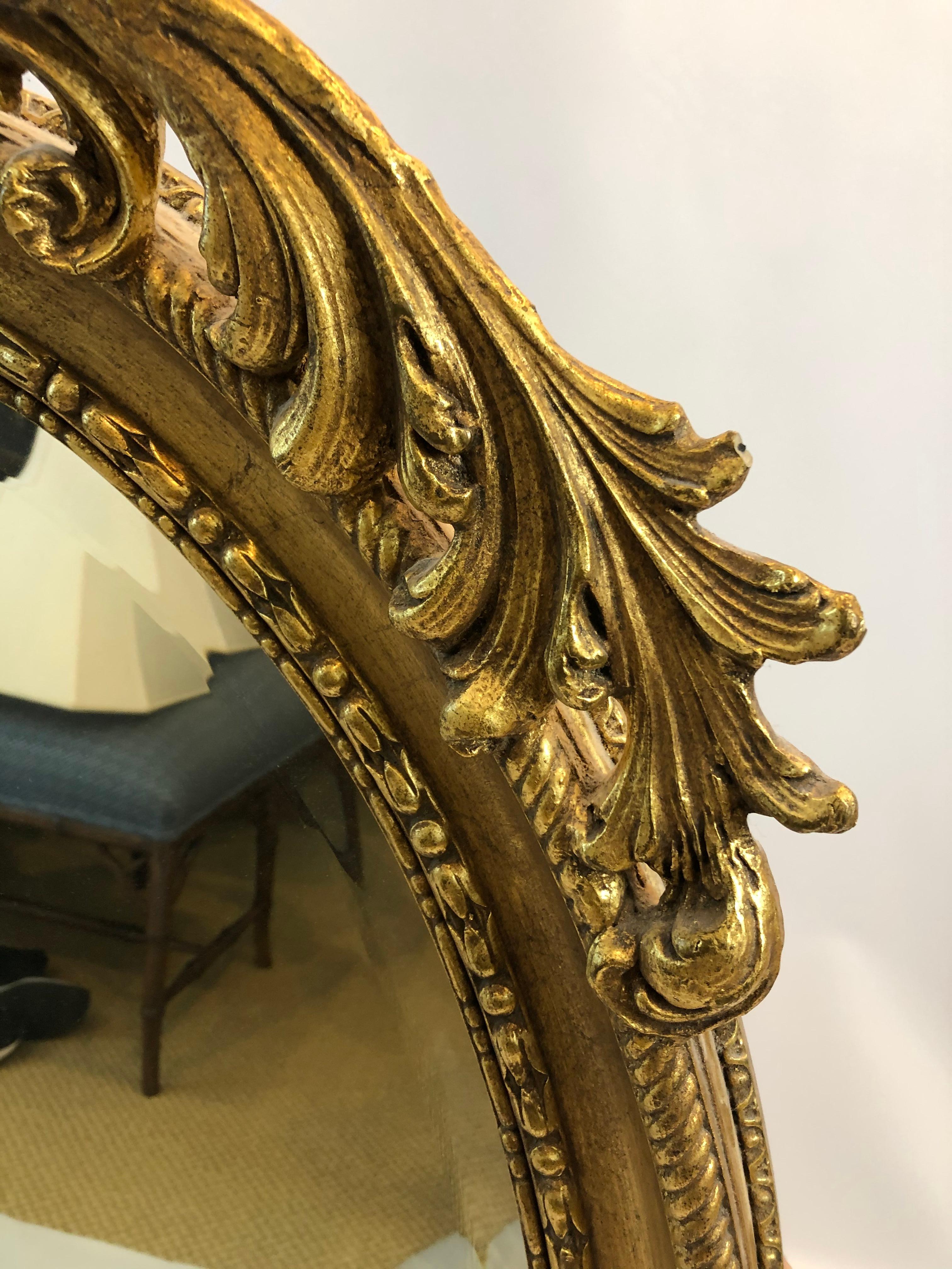 Ovaler Spiegel aus vergoldetem Holz der Gebrüder Friedman (Vergoldet) im Angebot